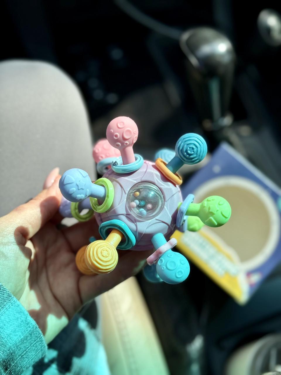 Іграшка для малюків сенсорна розвиваюча Космічний м'яч із різними фактурами та брязкальцем/гризуном (22А) - фото 5 Іграшка для малюків сенсорна розвиваюча Космічний м'яч із різними фактурами та брязкальцем/гризуном (22А) - фото 5