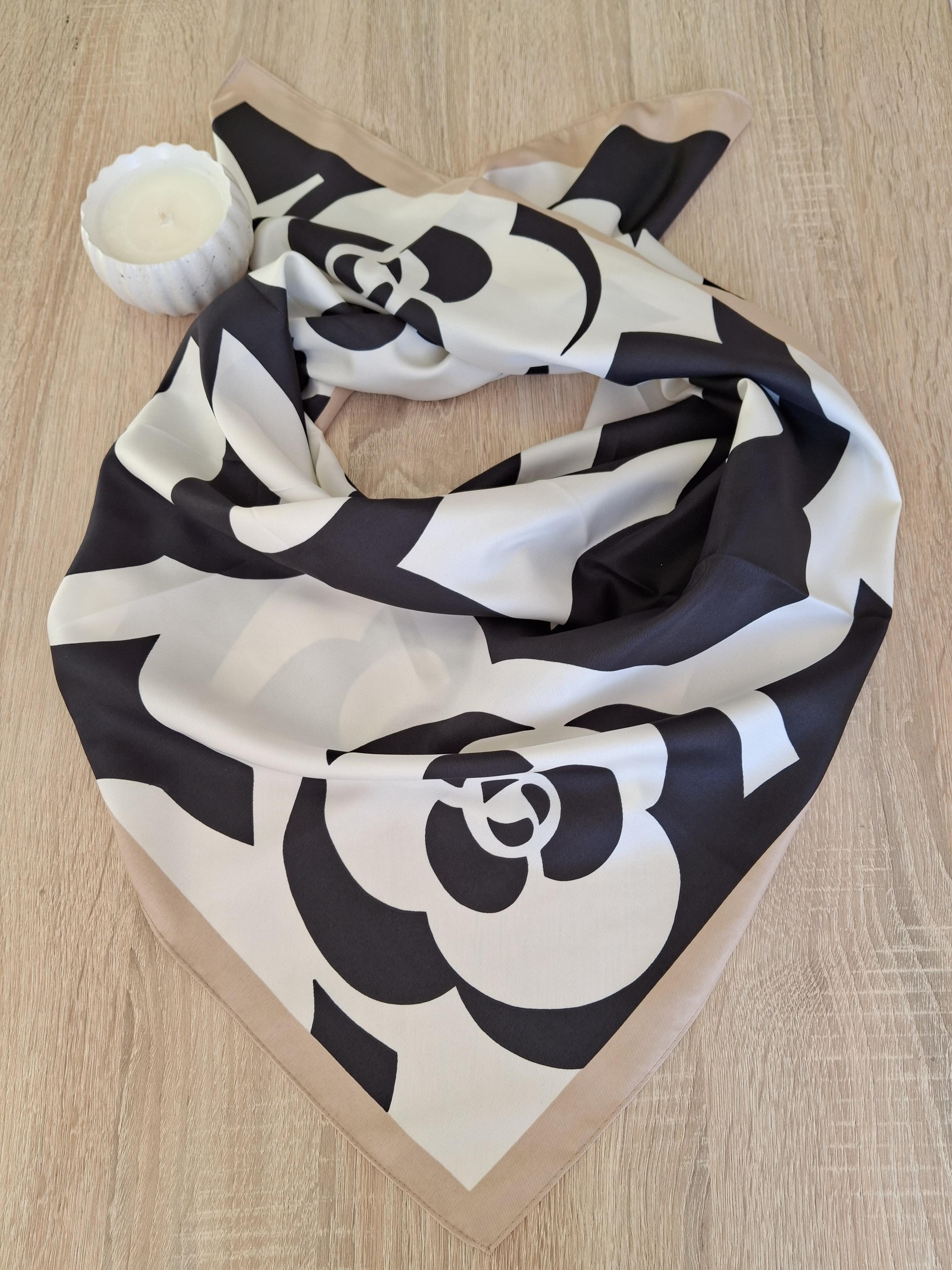 Платок женский шелковый Известный принт Цветы 90х90 см Черно-белый/Бежевый Платок женский шелковый Известный принт Цветы 90х90 см Черно-белый/Бежевый