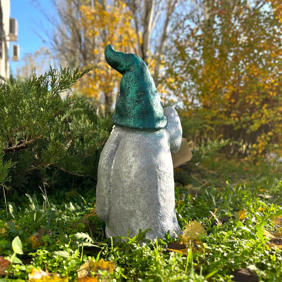 Садова фігура гном привітальник з табличкою Вітаю 50х25х22 см - фото 3 Садова фігура гном привітальник з табличкою Вітаю 50х25х22 см - фото 3