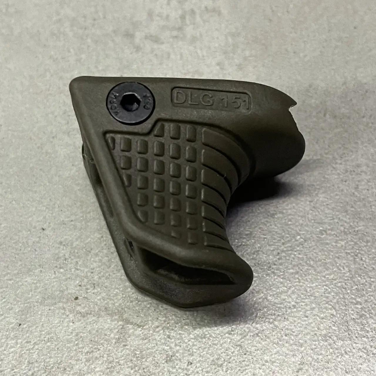 Рукоятка переноса огня DLG Tactical DLG-151 на Picatinny упор на цевье с гнездом для QD антабки Олива (242840) - фото 2 Рукоятка переноса огня DLG Tactical DLG-151 на Picatinny упор на цевье с гнездом для QD антабки Олива (242840) - фото 2