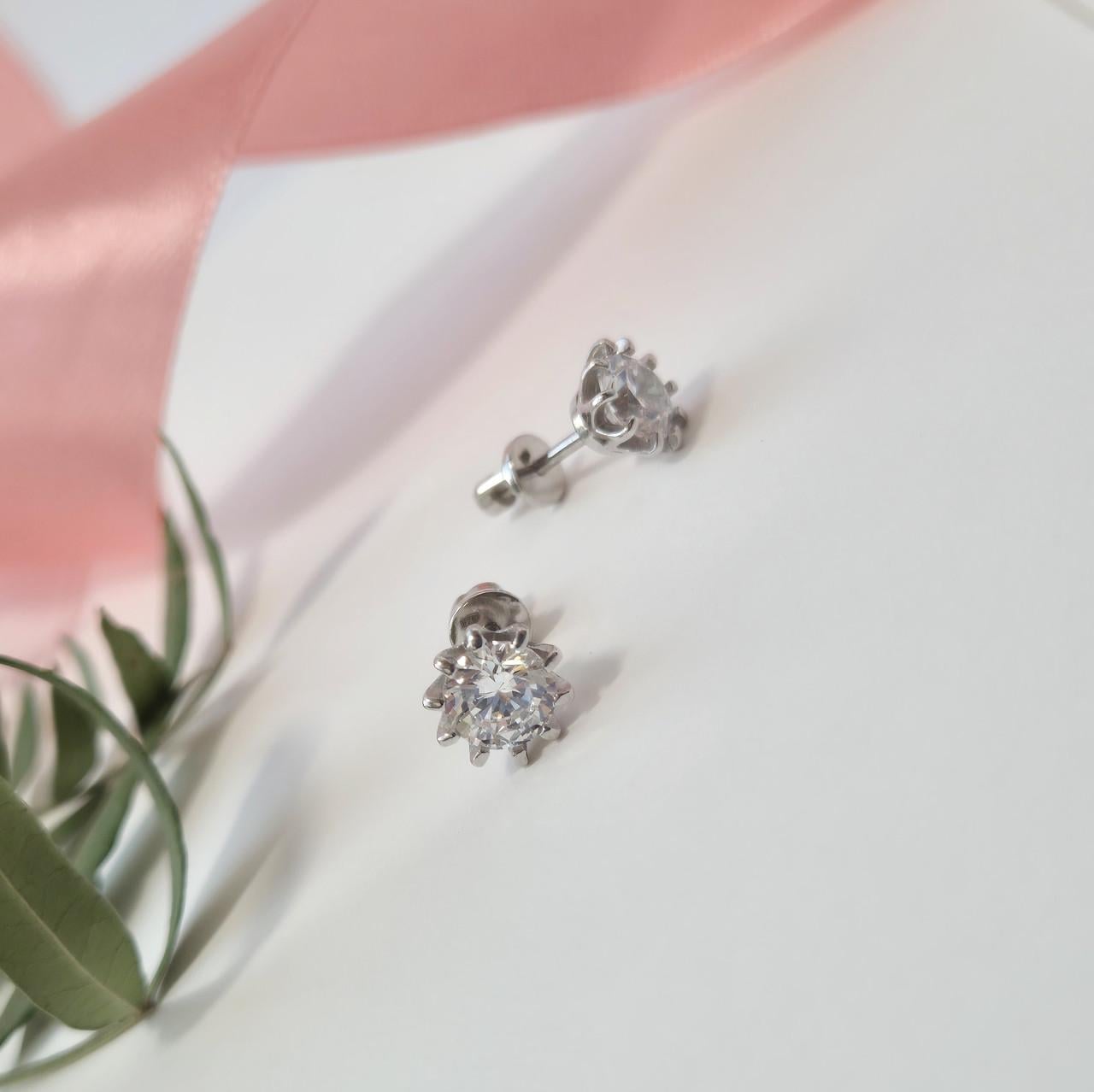 Серьги гвоздики на закрутках с белым камнем 6 мм серебро 925 пробы родированное 2,50 г (вс446/1р)