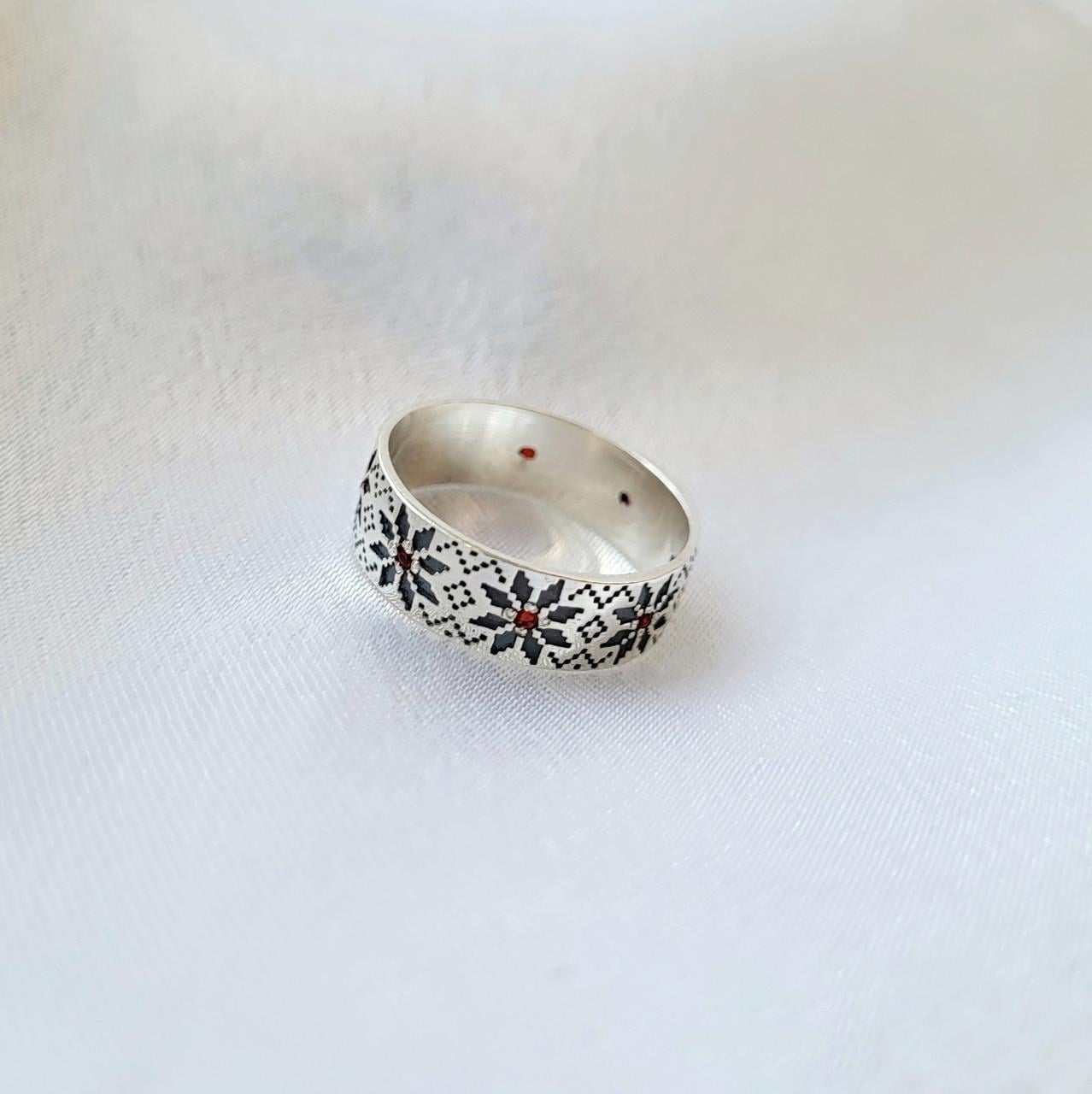 Кольцо вышиванка с красными камнями серебро 925 пробы черненное 3,30 г р. 22 (4670ч)