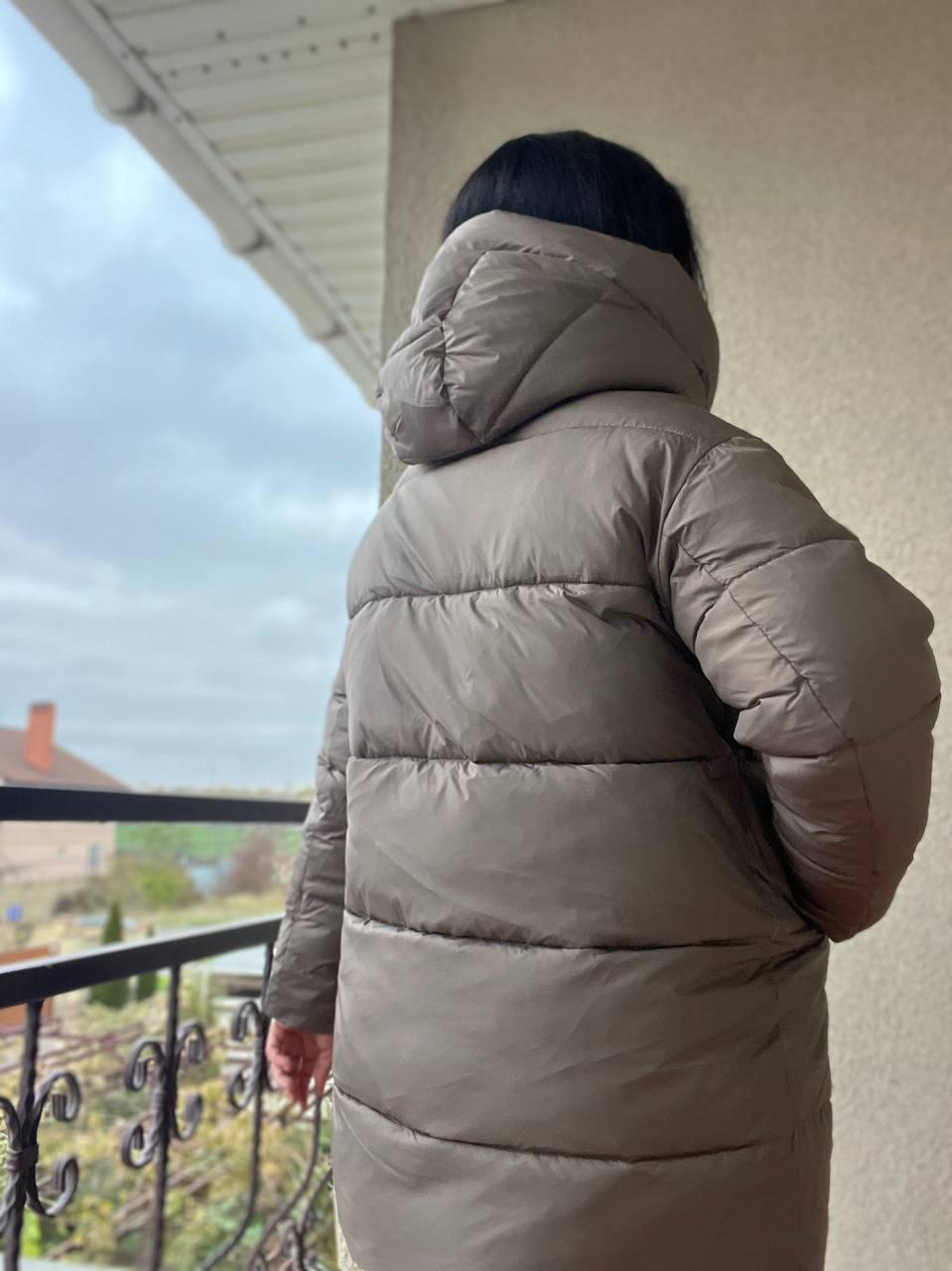 Куртка жіноча Lady Yep 9045 довга стегана з капюшоном пальто р. 44 Коричневий (3086) - фото 8 Куртка жіноча Lady Yep 9045 довга стегана з капюшоном пальто р. 44 Коричневий (3086) - фото 8