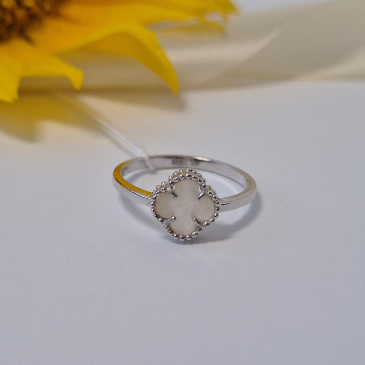 Кольцо клевер с перламутром серебро 925 пробы родированное 1,51 г р. 17 (1664к)