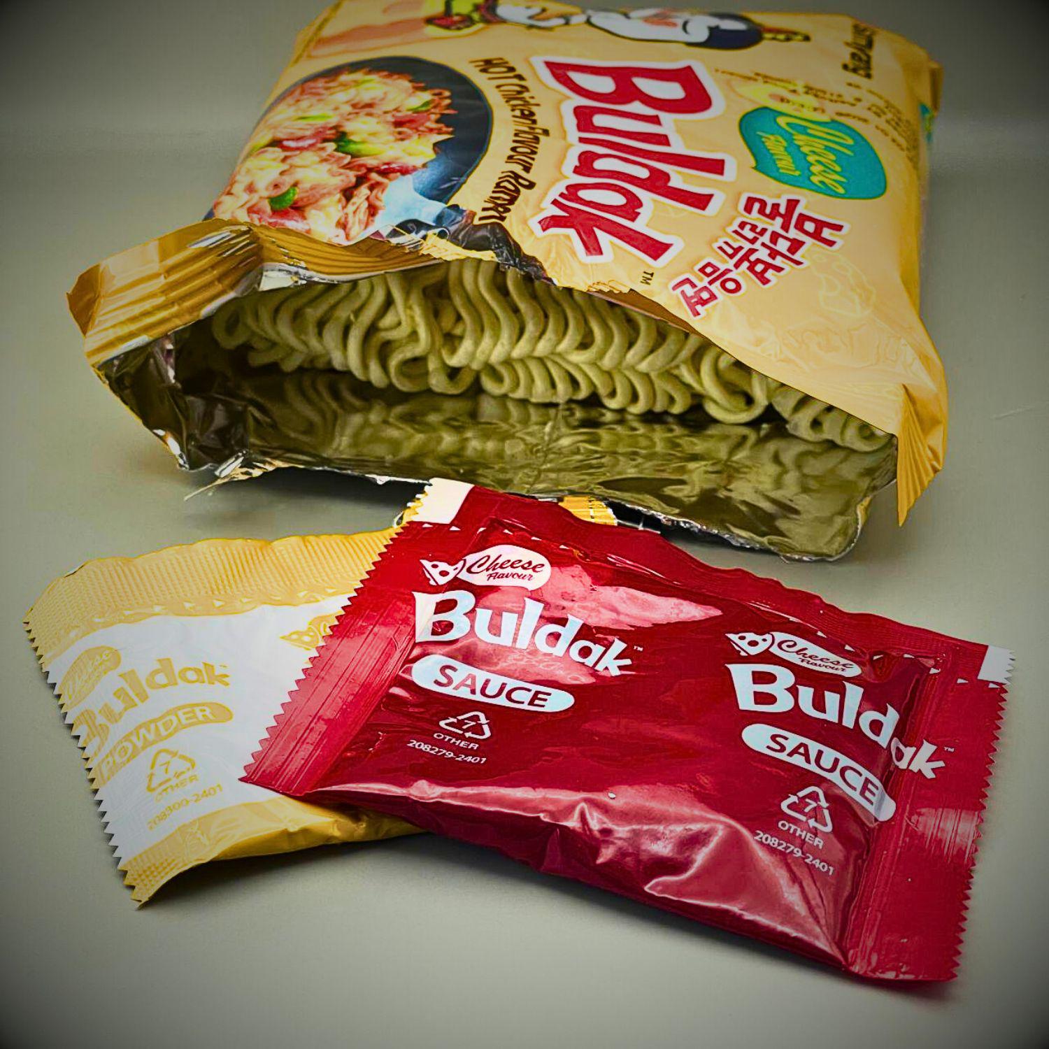 Лапша острая Buldak Samyang Ramen Cheese Chicken с творожным соусом 140 г (BUL-C-C-1) - фото 2 Лапша острая Buldak Samyang Ramen Cheese Chicken с творожным соусом 140 г (BUL-C-C-1) - фото 2