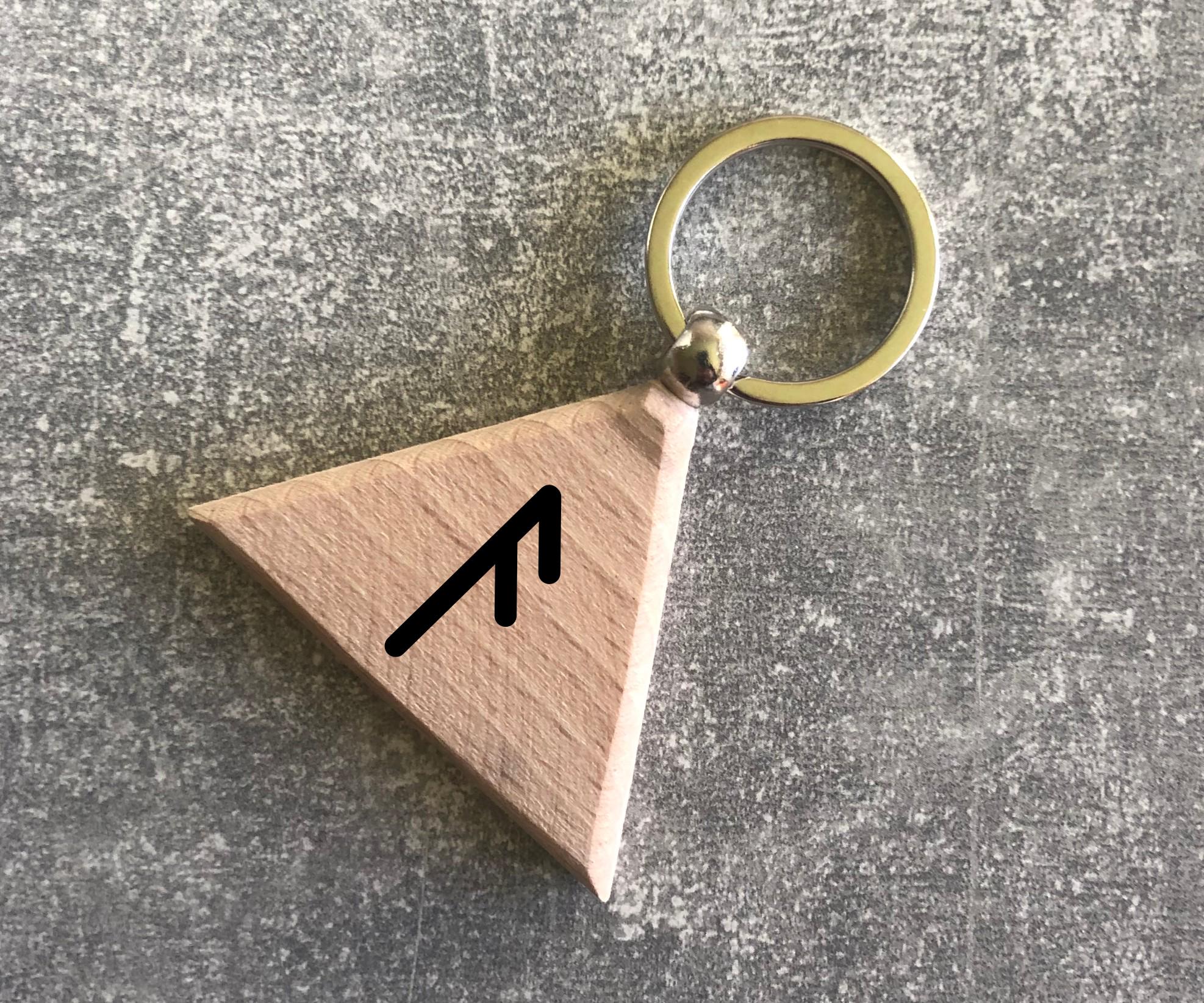 Брелок деревянный треугольный с руной Старшого футарк "АНУСУЗ" (15010308004)