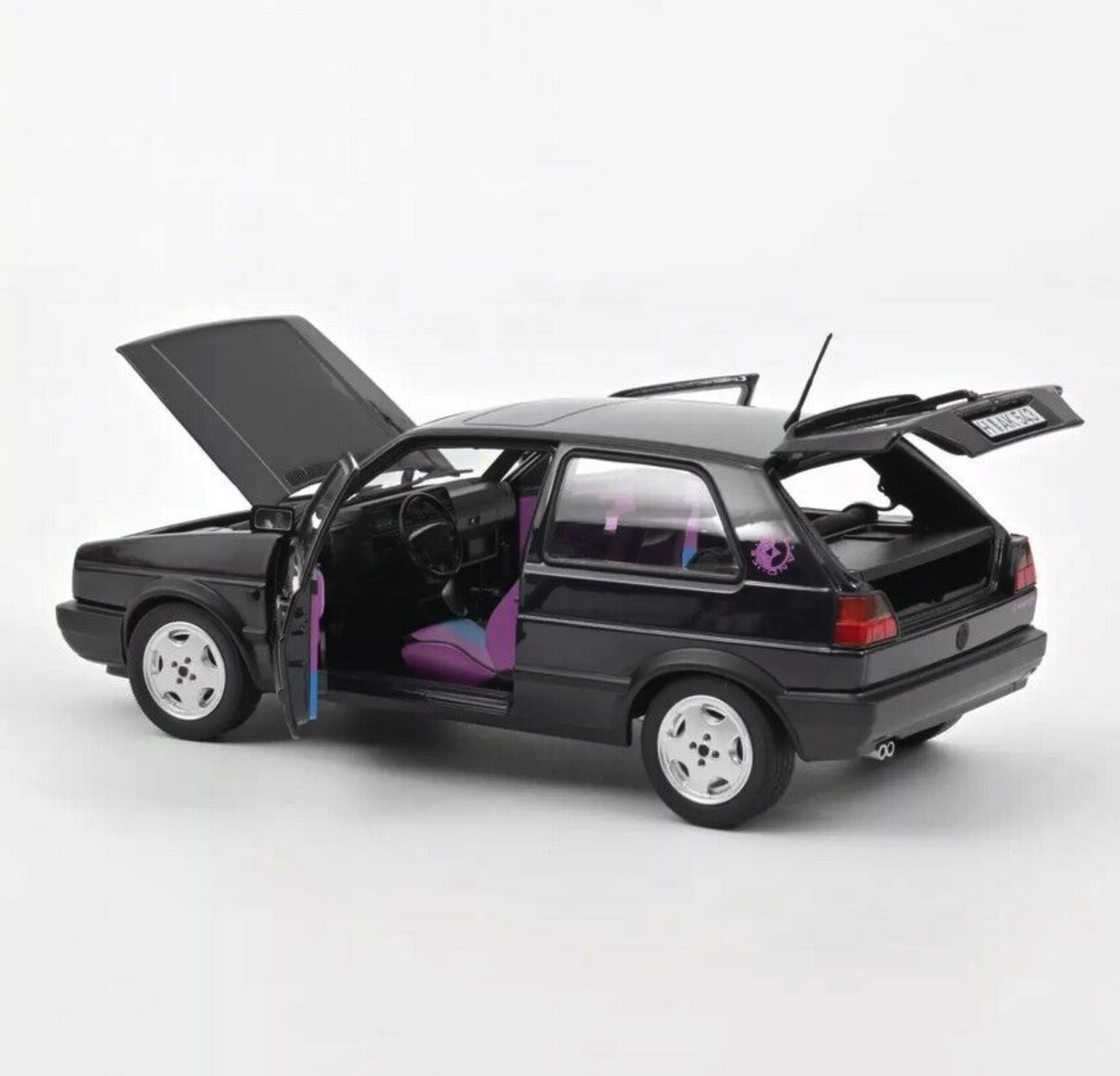 Модель автомобиля Norev 1:18 Volkswagen Golf 2 GTI Fire and Ice 1991 Violett Metallic (188558) - фото 7