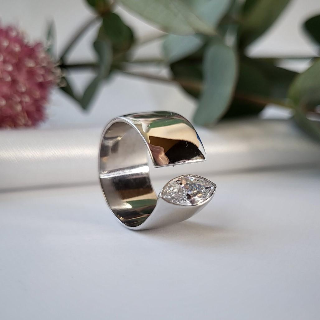 Кольцо женское Глаз с камнями из серебра покрыто родием 925 проба р. 17 6,58 г (1013р)