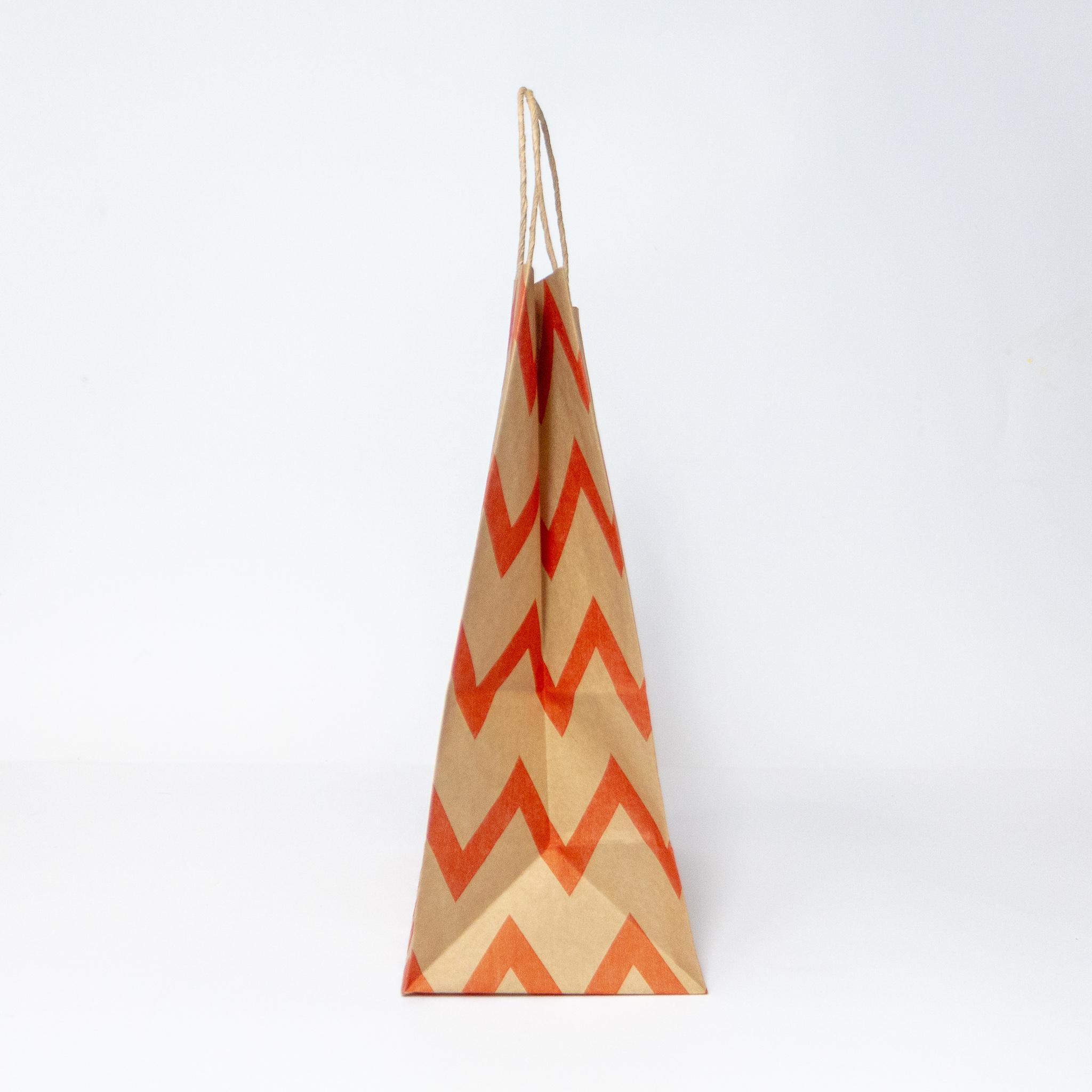 Пакет подарочный с ручками с красным орнаментом зиг-заг 210x120x290 мм 50 шт. Бурый - фото 2 Пакет подарочный с ручками с красным орнаментом зиг-заг 210x120x290 мм 50 шт. Бурый - фото 2