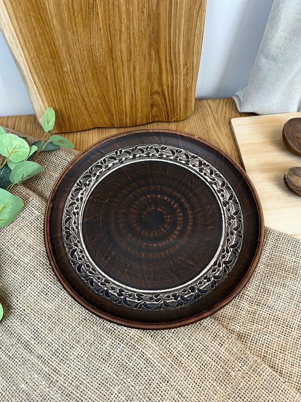 Блюдо для пиццы керамическое глиняное резное ангоб 30 см (3001-27) - фото 5 Блюдо для пиццы керамическое глиняное резное ангоб 30 см (3001-27) - фото 5