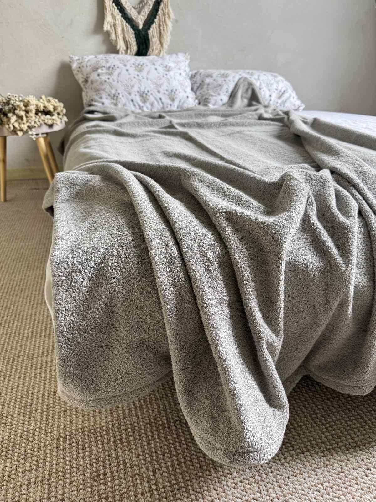 Простинь-покривало махрове ZEINTEX MADEIRA бавовняне 150х220 см Світло-сірий (26971000) - фото 3 Простинь-покривало махрове ZEINTEX MADEIRA бавовняне 150х220 см Світло-сірий (26971000) - фото 3