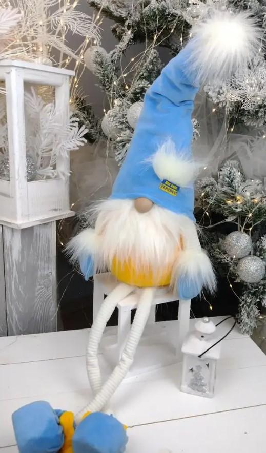 Игрушка новогодняя Хатинка Гном сидящий с патриотической эмблемой 75 см (CNT00011374)