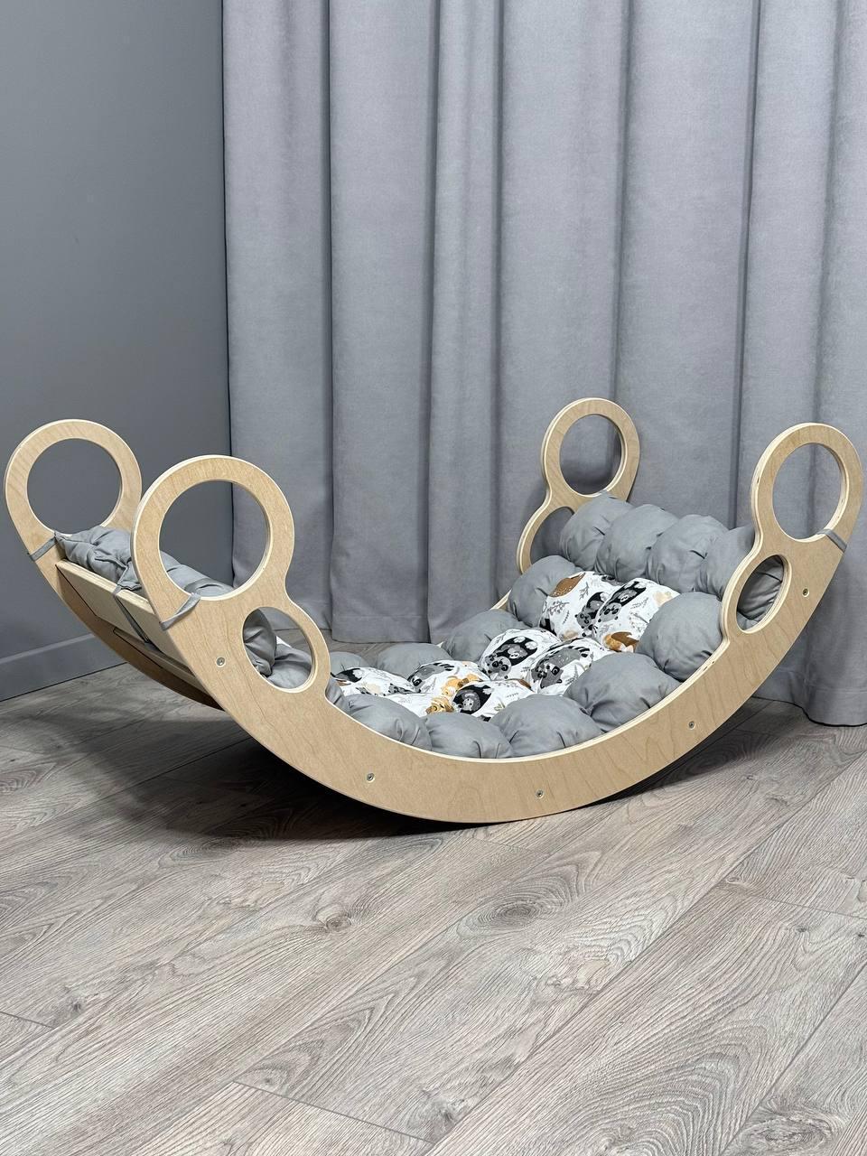 Детская кроватка качалка-балансир с матрасиком Зверята на сером 2 бонбон (0065/Б)