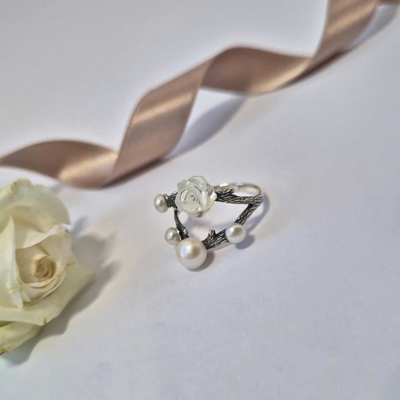 Кольцо киото с белым жемчугом серебро 925 пробы черненное 3,10 г р. 18 (10235/1)