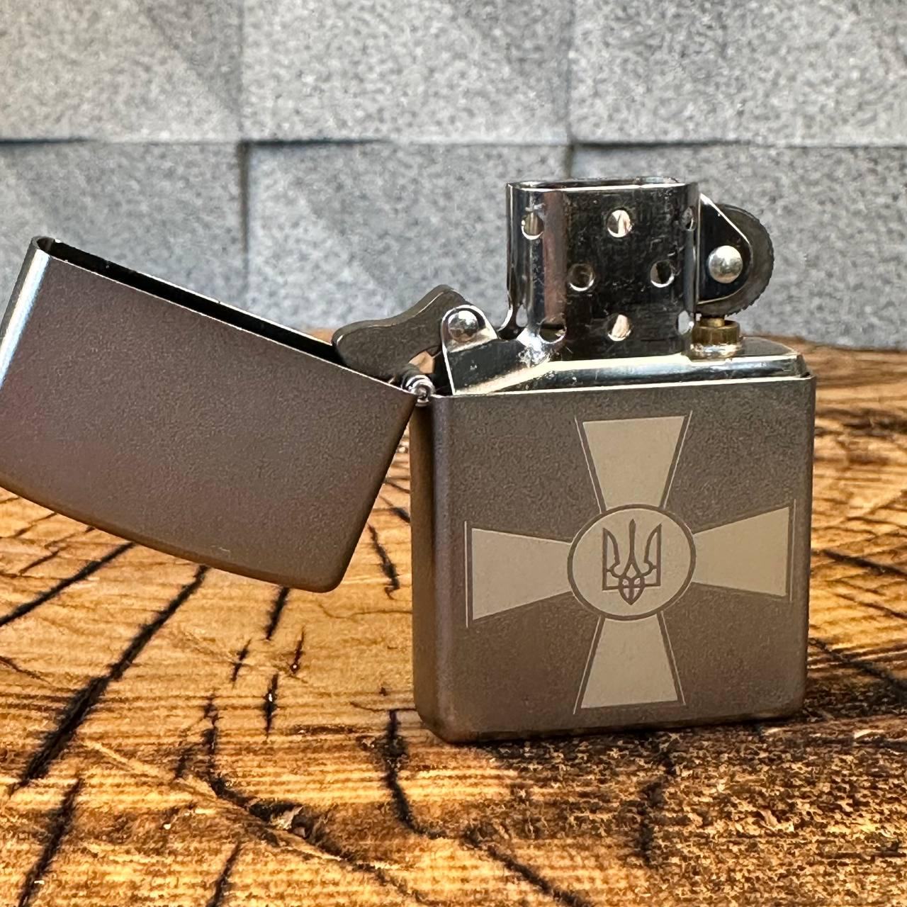 Запальничка бензинова ZIPPO 200 REG BRUSH FIN CHROME з гравіюванням хрест ЗСУ - фото 6 Запальничка бензинова ZIPPO 200 REG BRUSH FIN CHROME з гравіюванням хрест ЗСУ - фото 6