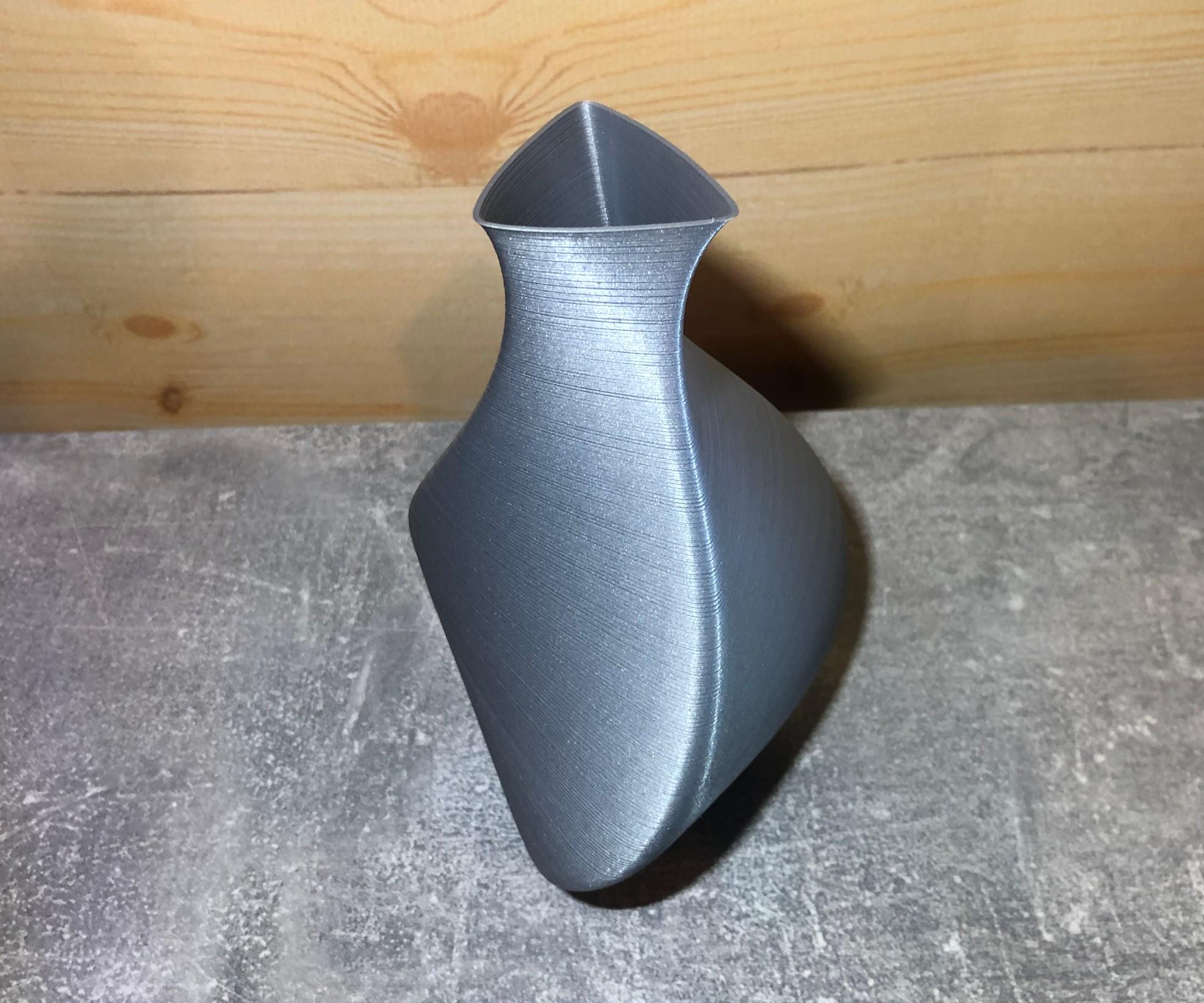 Ваза фигурная декоративна тонкостенная Дельта Серый металлик (12040050189) - фото 5 Ваза фигурная декоративна тонкостенная Дельта Серый металлик (12040050189) - фото 5