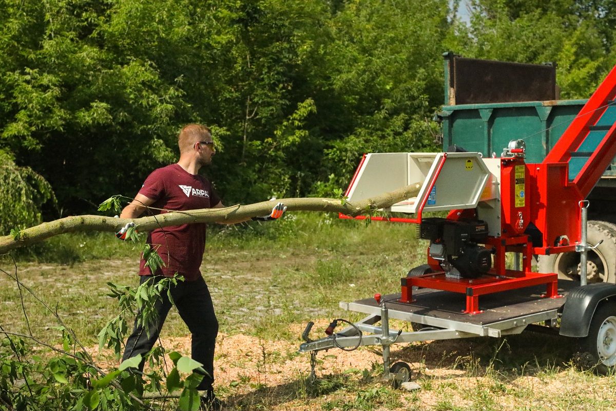 Подрібнювач гілок Arpal на шматки дров з бензиновим двигуном на причепі (АМ-120БД-К) - фото 10 Подрібнювач гілок Arpal на шматки дров з бензиновим двигуном на причепі (АМ-120БД-К) - фото 10