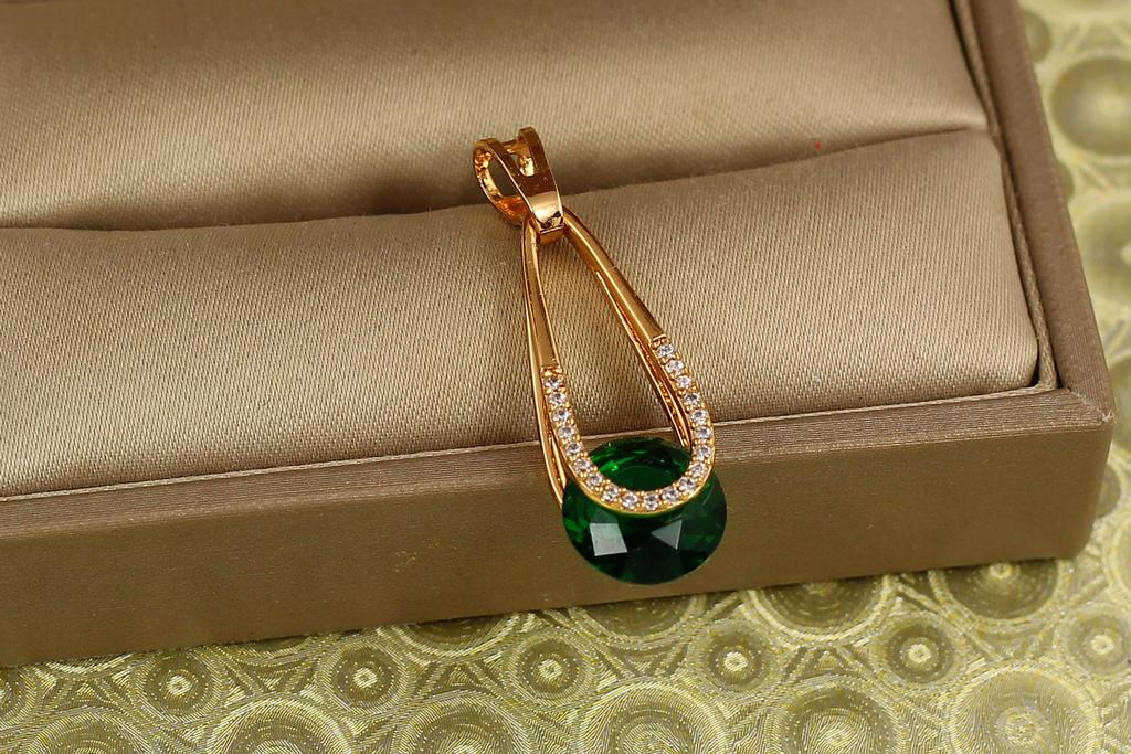 Кулон Xuping Jewelry Адажио с зеленым камнем 2,1 см золотистый