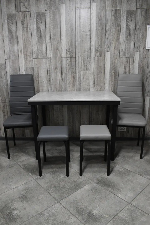 Кухонний комплект стіл/стільці 2 шт./табурети 2 шт. в чорному каркасі 60х100х75 см Бетон/Сірий (28373842)