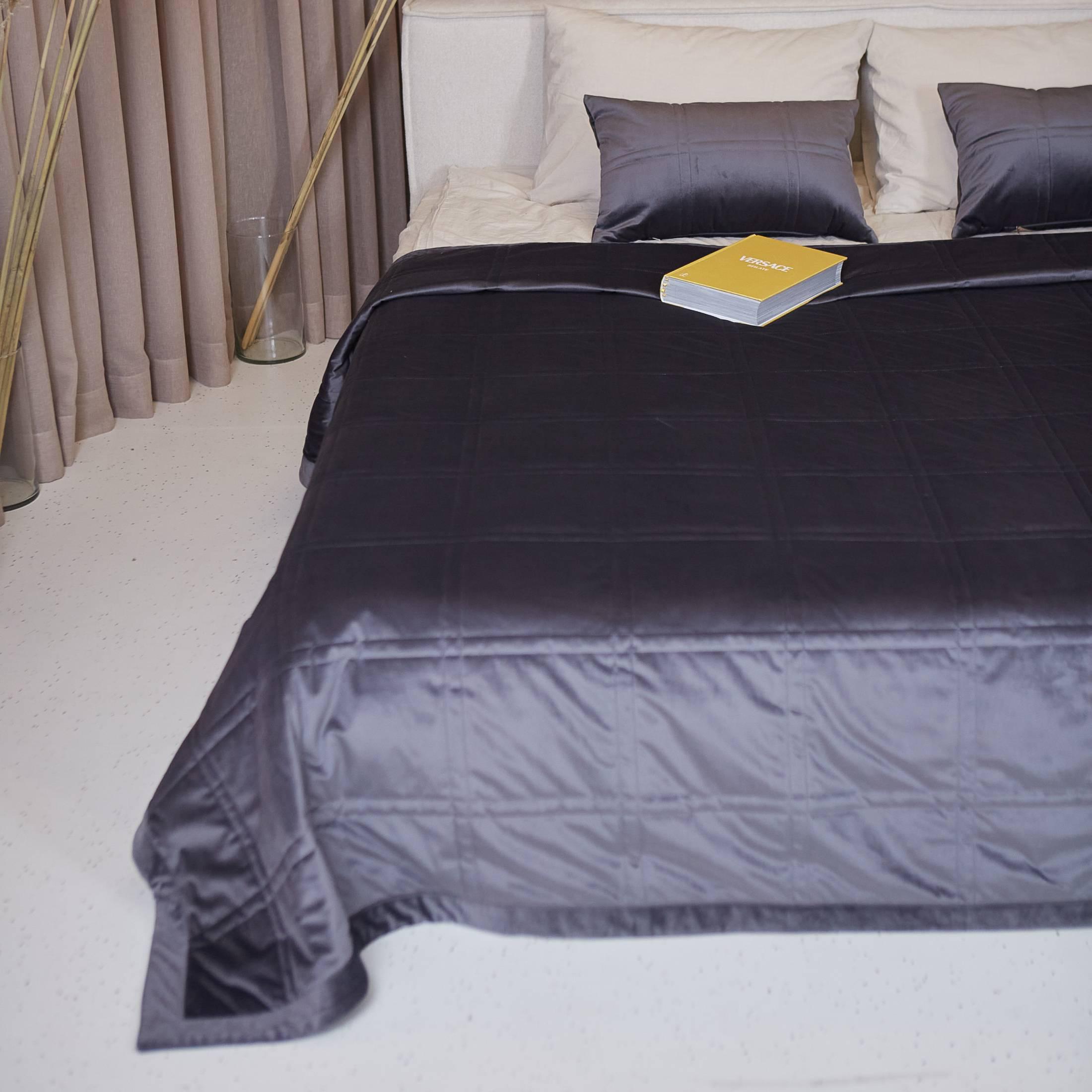 Покривало Maestro двостороннє стьобане 240x260 см Графітовий (000105863) - фото 3 Покривало Maestro двостороннє стьобане 240x260 см Графітовий (000105863) - фото 3