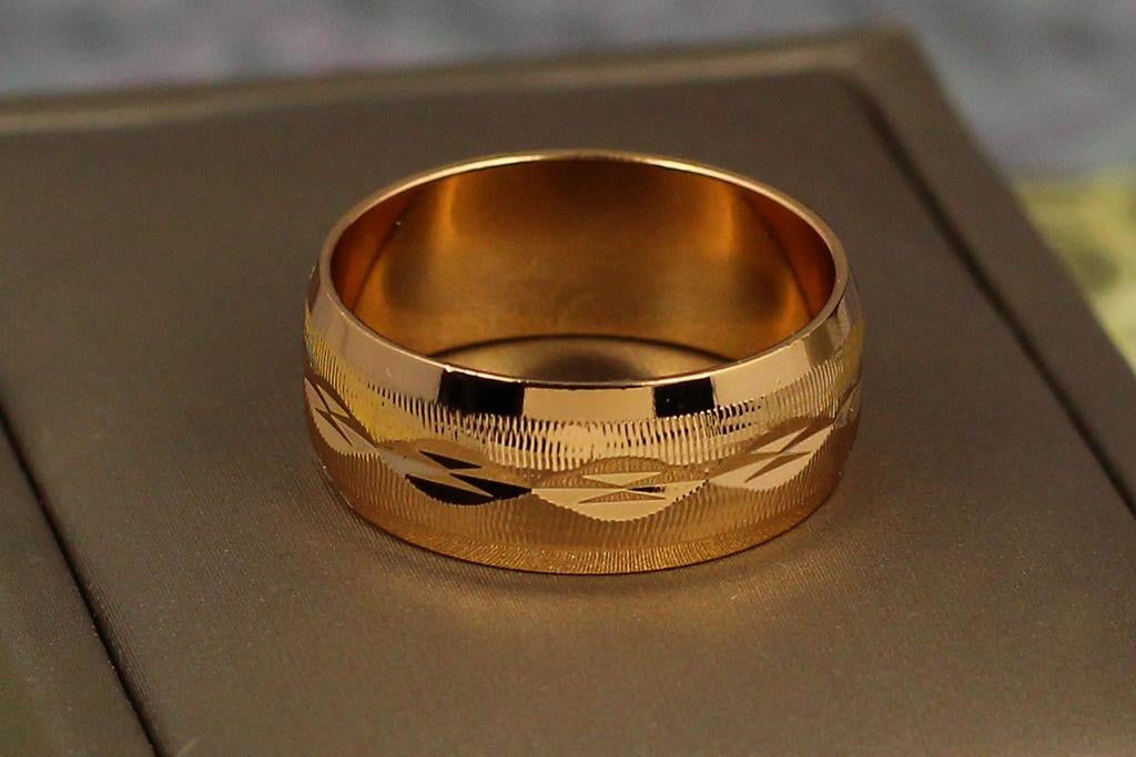 Кольцо обручальное Xuping Jewelry граненый рисунок капелька 8 мм р. 16 Золотистый