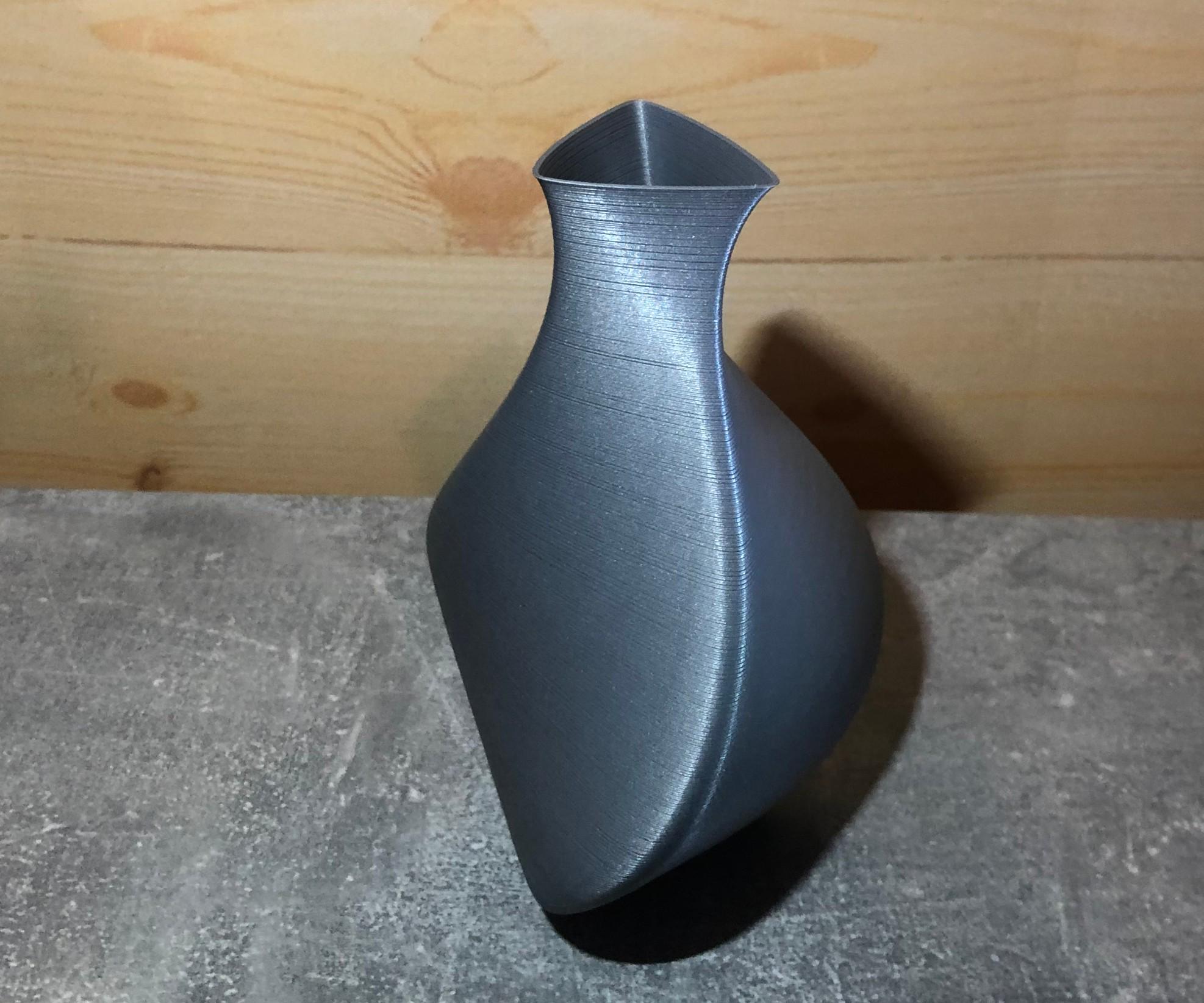 Ваза фигурная декоративна тонкостенная Дельта Серый металлик (12040050189) - фото 4 Ваза фигурная декоративна тонкостенная Дельта Серый металлик (12040050189) - фото 4