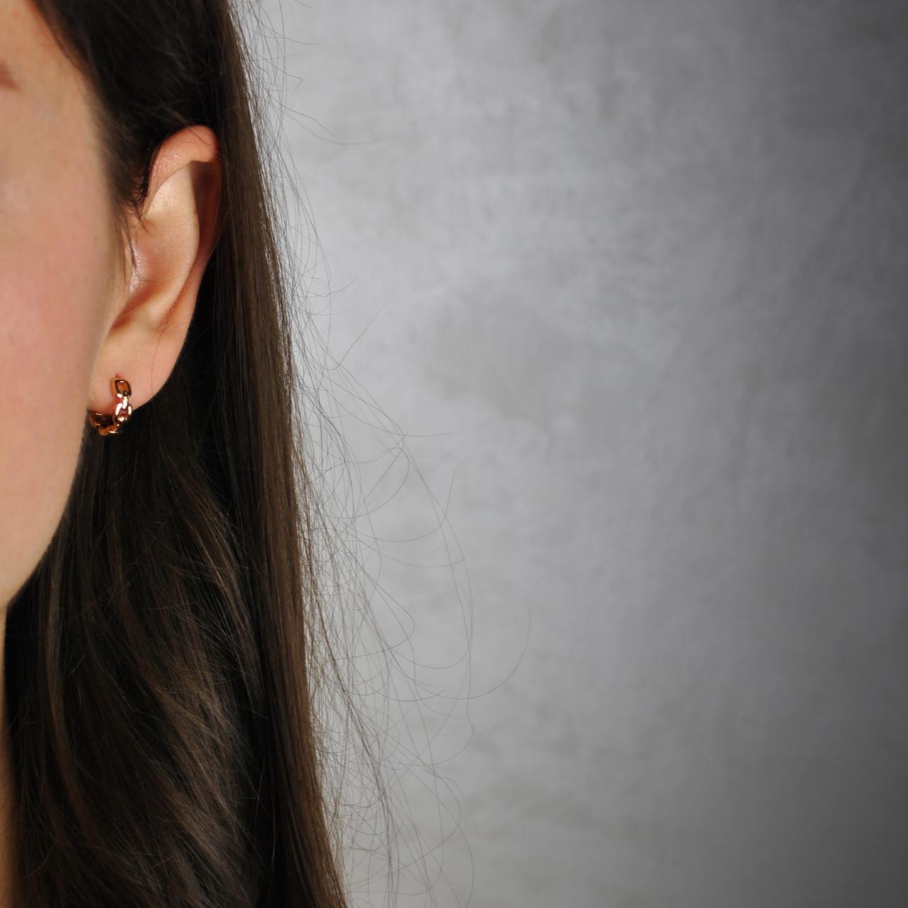 Сережки кільця з візерунком ланцюжок медична сталь позолота (x066-2) - фото 2 Сережки кільця з візерунком ланцюжок медична сталь позолота (x066-2) - фото 2