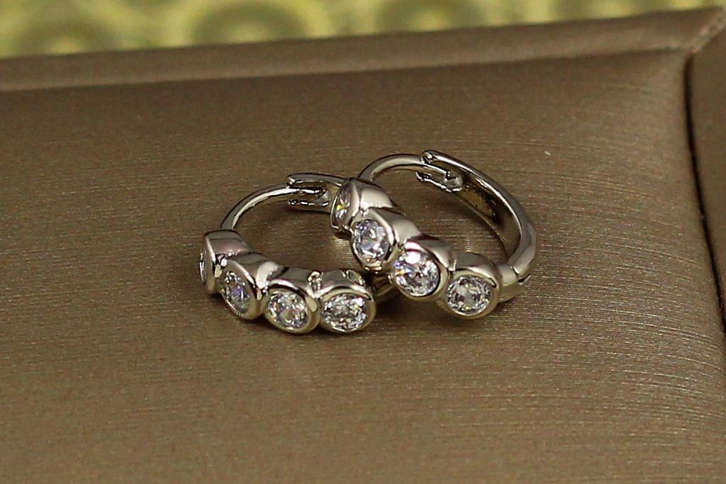 Серьги колечки Xuping Jewelry четыре камня в ободке 1,1 см Серебристый (2232881791)