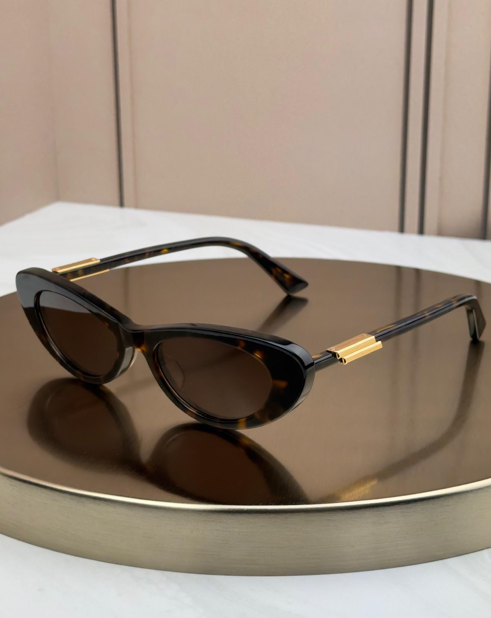 Солнцезащитные очки Bottega Veneta BV1447S гавана узкие кошачий глаз коричневая линза женские Черепаховый