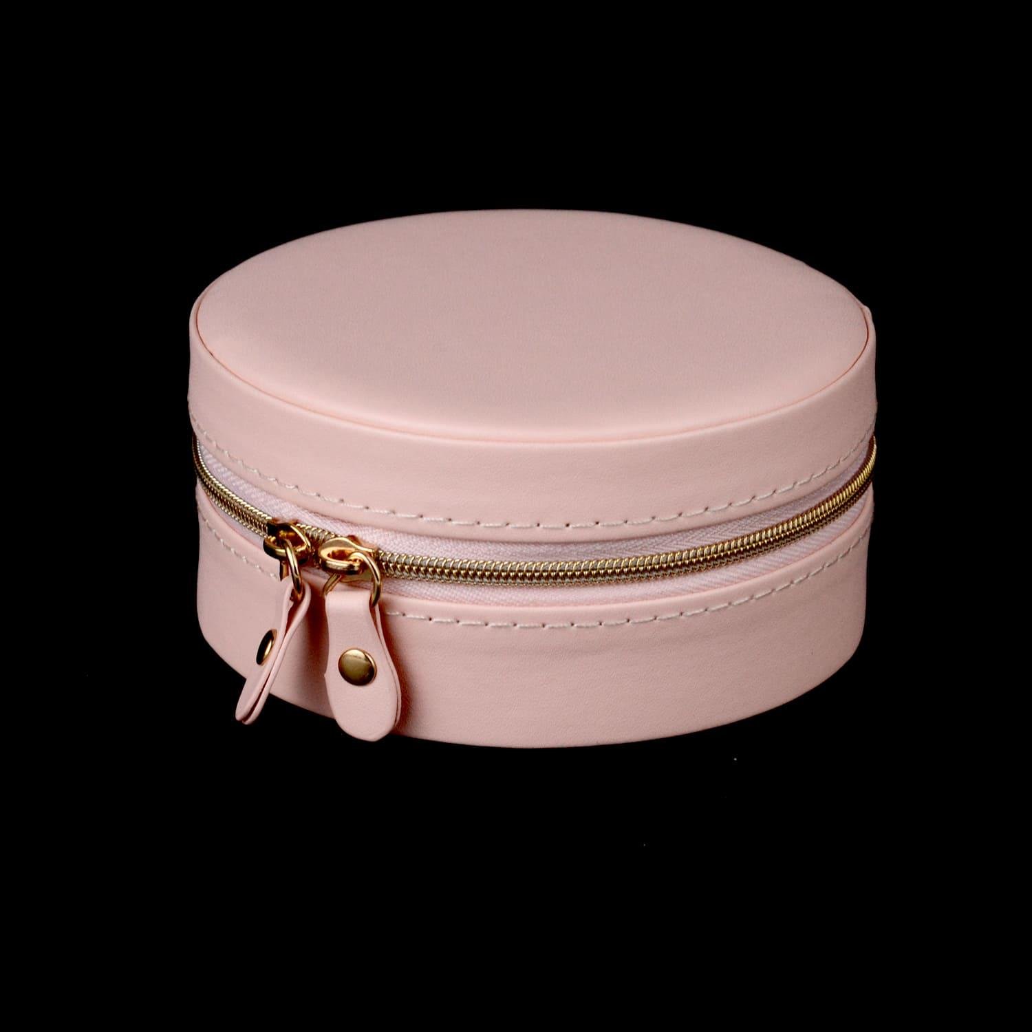 Шкатулка для украшений круглая с зеркальцем на молнии 11х5 см Пудровый (ШДД-19-3) - фото 2 Шкатулка для украшений круглая с зеркальцем на молнии 11х5 см Пудровый (ШДД-19-3) - фото 2
