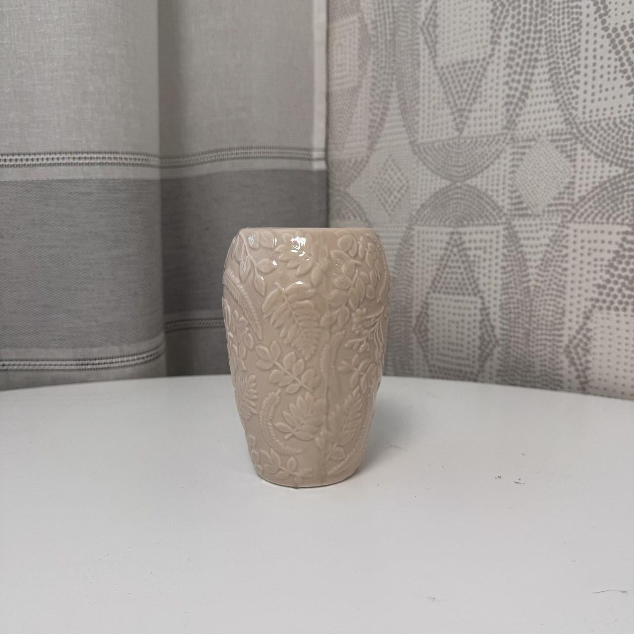 Ваза керамічна з витисненим орнаментом Бежевий (AWN-00464) Ваза керамічна з витисненим орнаментом Бежевий (AWN-00464)