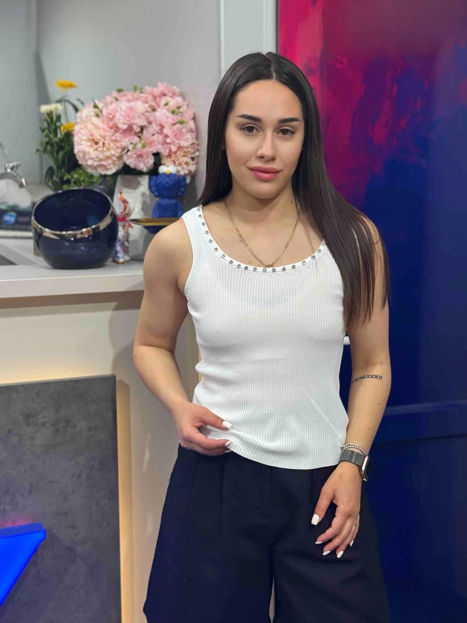 Майка женская A-N 3805 в рубчик с камнями на вырезе OS Белый (26404733)