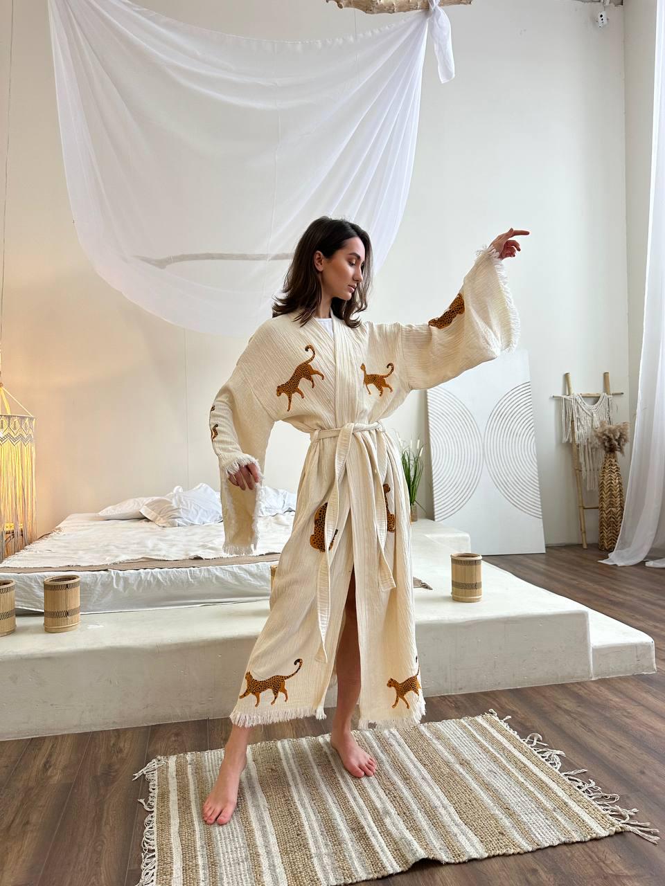 Халат-кимоно женский one size Белый с леопардом - фото 6