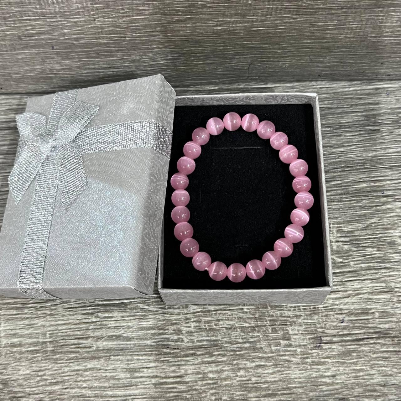 Браслет из натурального камня Кошачий глаз розовый круглые бусины длина обхвата 18 см стрейч в коробочке (12988)