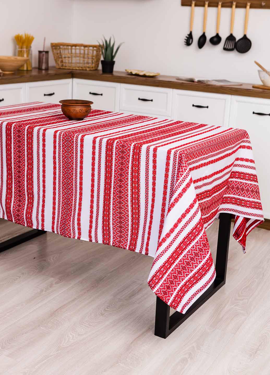 Скатерть вышитая с украинским орнаментом 1,8х1,5 м (анс6-3-18)