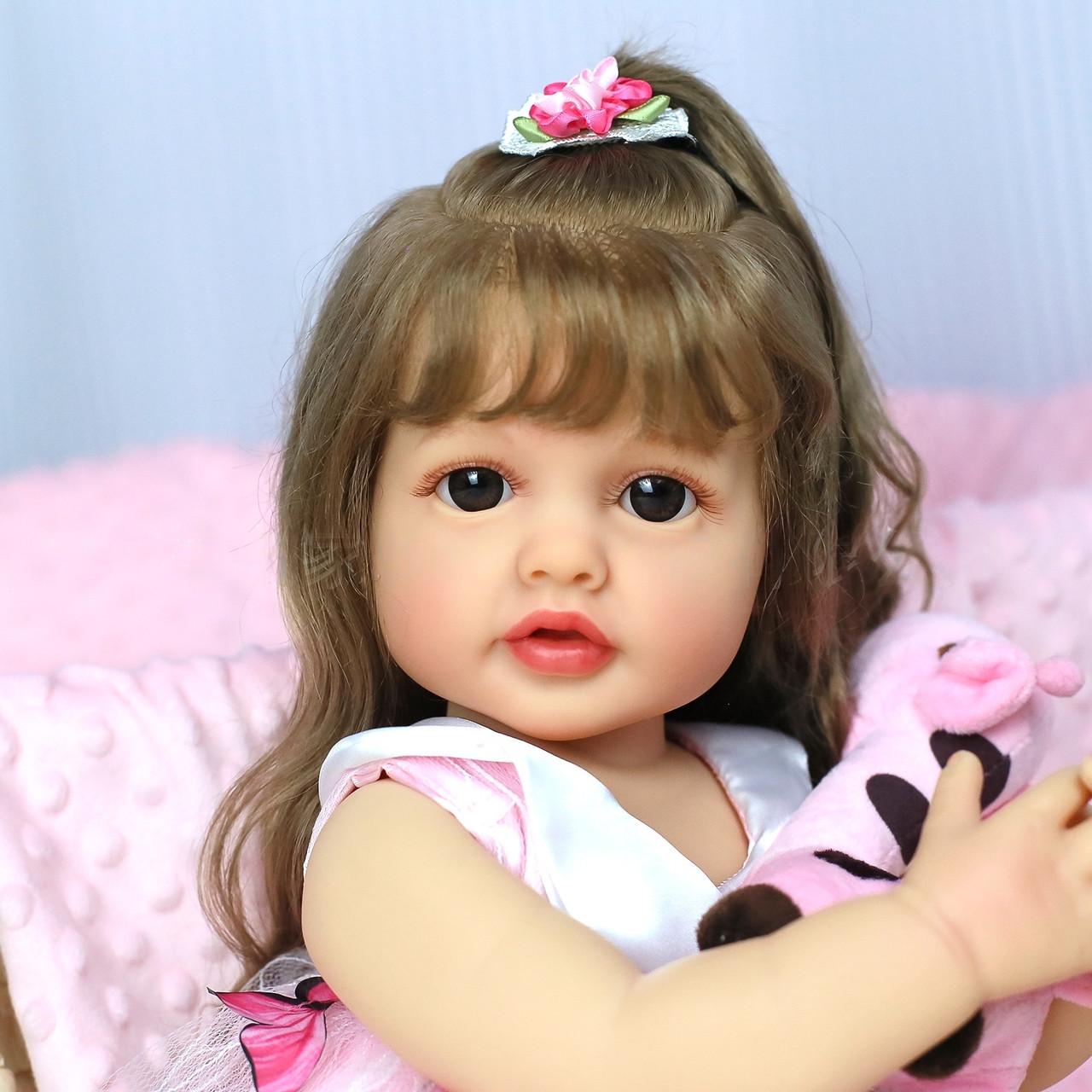 Кукла Reborn Адель винил-силиконовая с соской/бутылочкой/игрушкой 55 см (1961790915) - фото 5 Кукла Reborn Адель винил-силиконовая с соской/бутылочкой/игрушкой 55 см (1961790915) - фото 5