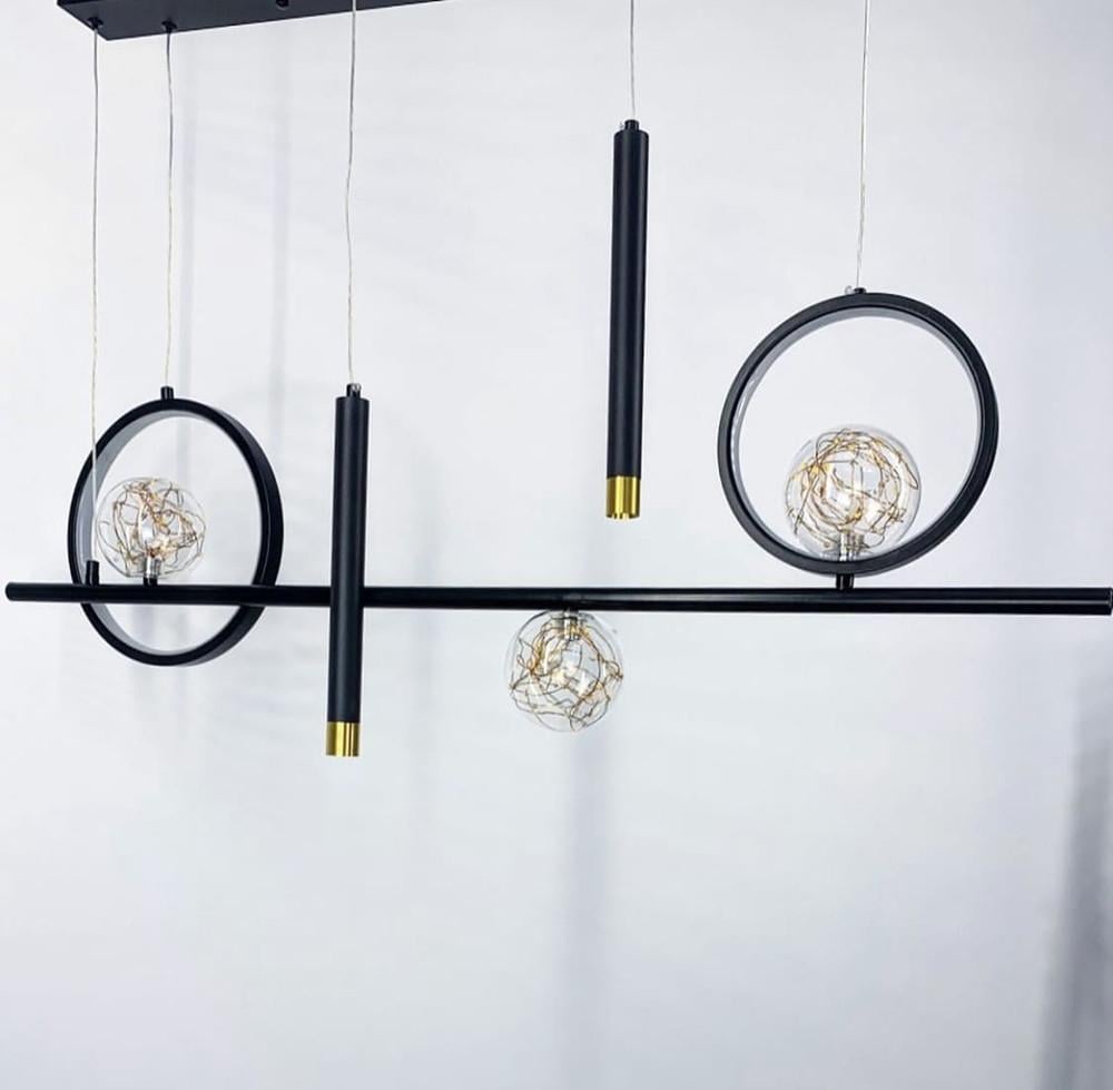 Светильник в удлиненном корпусе со спотами с золотой фурнитурой Черный (AOC 1)