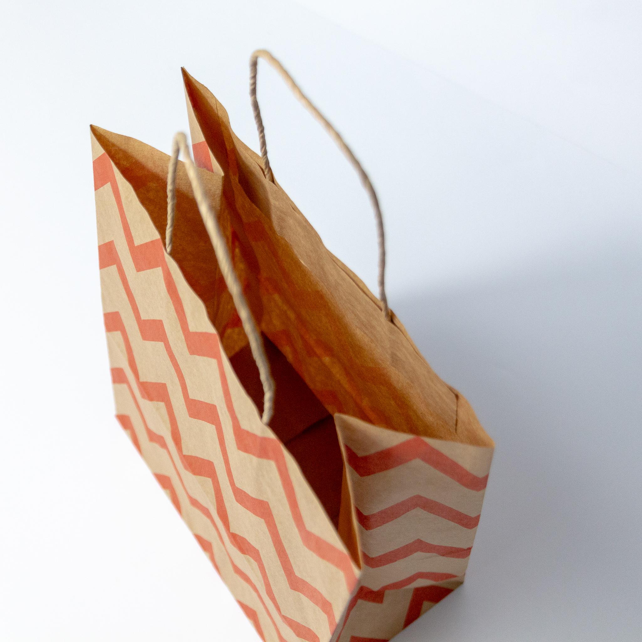 Пакет подарочный с ручками с красным орнаментом зиг-заг 210x120x290 мм 50 шт. Бурый - фото 4 Пакет подарочный с ручками с красным орнаментом зиг-заг 210x120x290 мм 50 шт. Бурый - фото 4