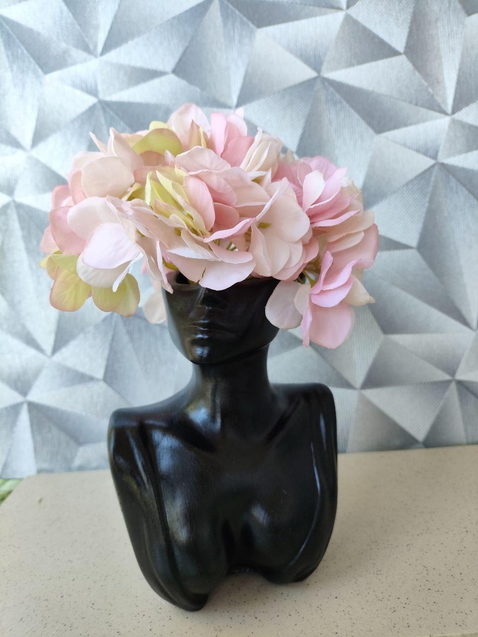 Ваза жіночий бюст зі штучною гортензією 16,5 см Чорний (2765682128) - фото 2