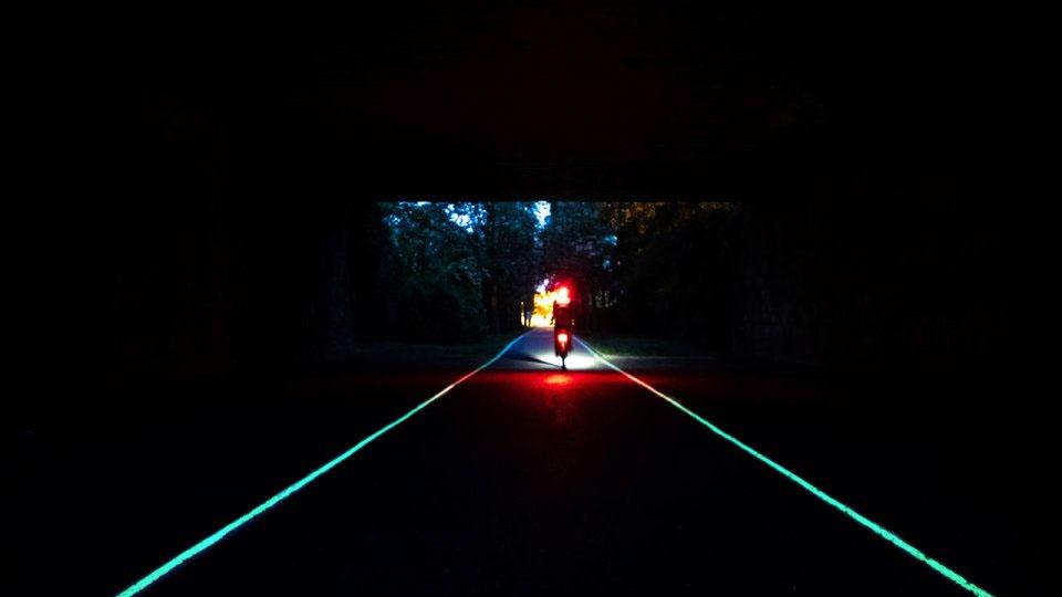 Фарба Altey Road фотолюмінесцентна світиться в темряві для нанесення дорожньої розмітки 2,5 кг Блакитне світіння - фото 4