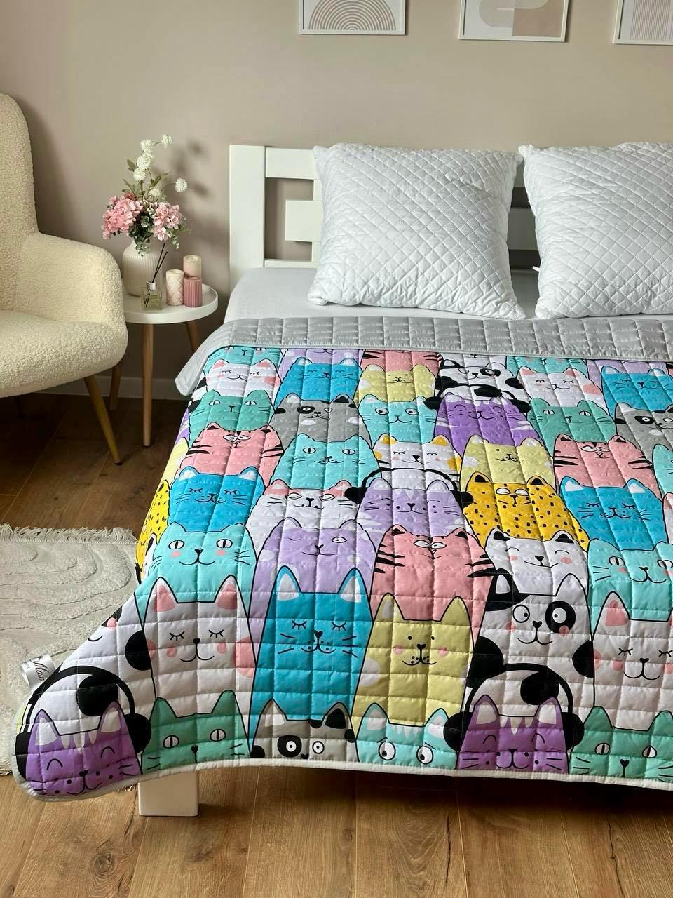 Ковдра дитяча з малюнком котів двостороння 150х210 см Сірий - фото 2 Ковдра дитяча з малюнком котів двостороння 150х210 см Сірий - фото 2