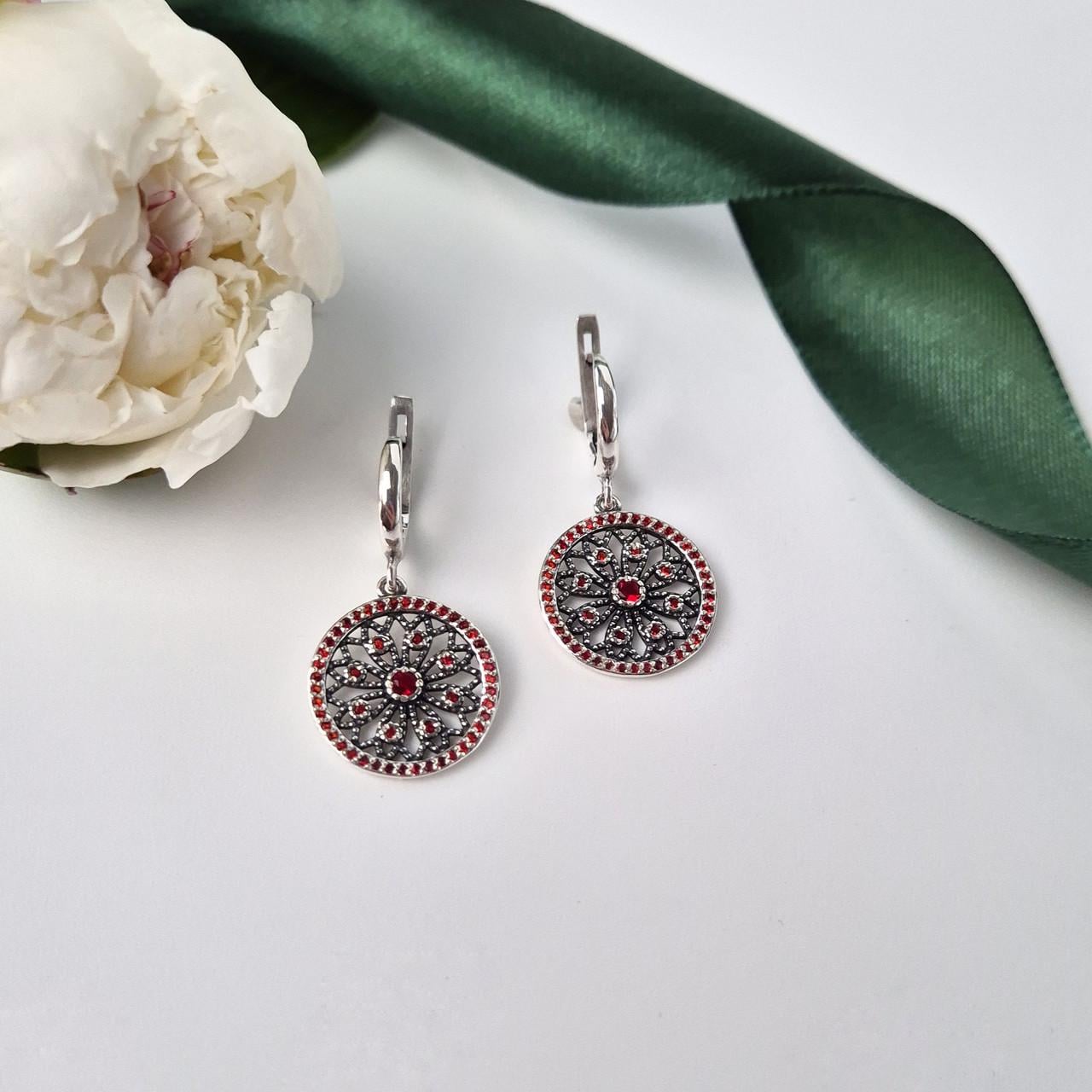 Серьги с подвеской с красными камнями серебро 925 пробы черненное 5,00 г (5078ч) Серьги с подвеской с красными камнями серебро 925 пробы черненное 5,00 г (5078ч)