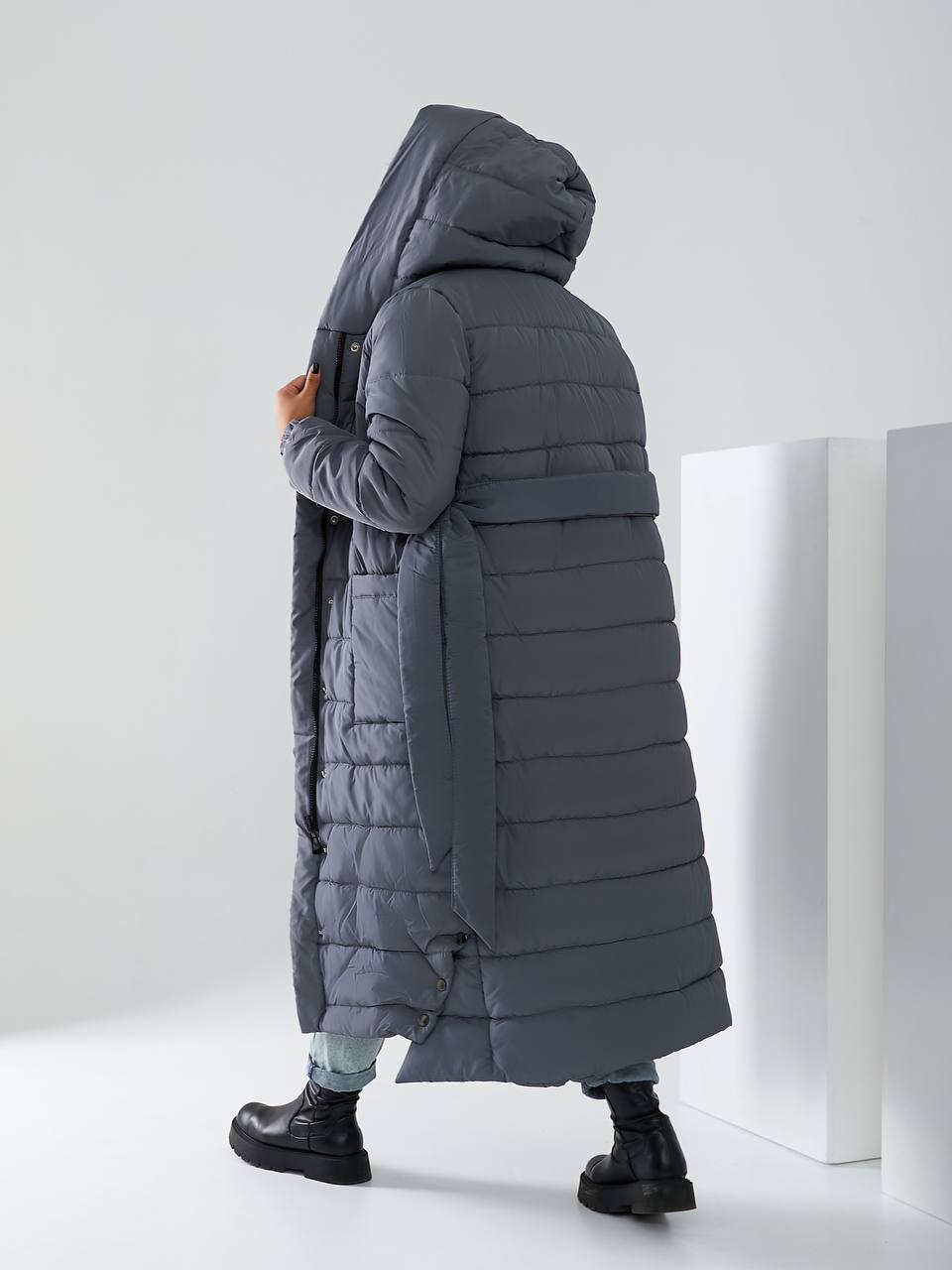 Пуховик длинный Aiza на поясе кнопках молнии и с капюшоном А032 р. 42-44 Графитовый - фото 3 Пуховик длинный Aiza на поясе кнопках молнии и с капюшоном А032 р. 42-44 Графитовый - фото 3