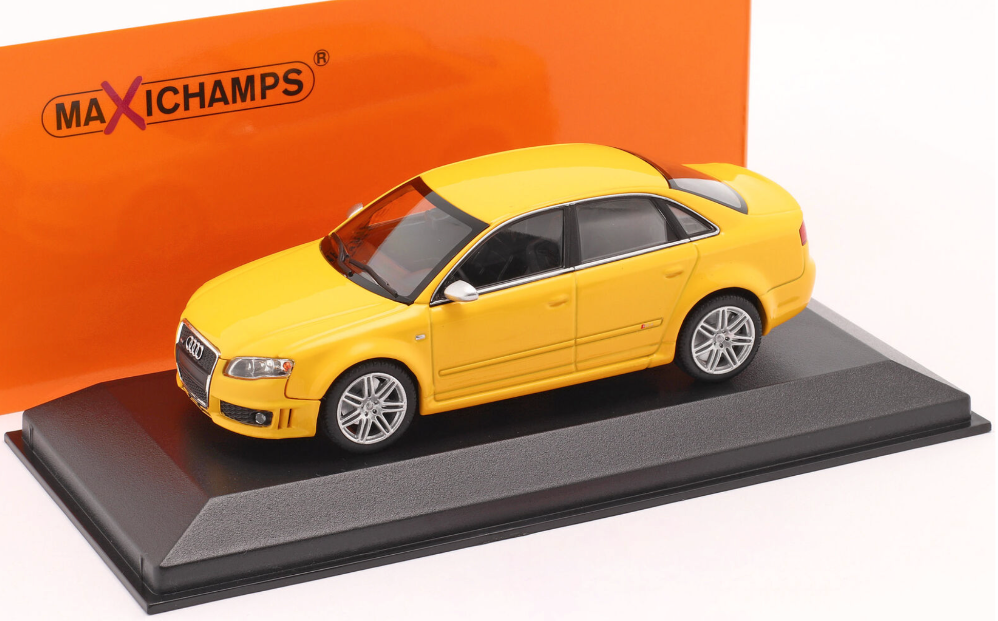 Модель автомобиля Maxichamps 1:43 Audi RS 4 8E Yellow (940014600)