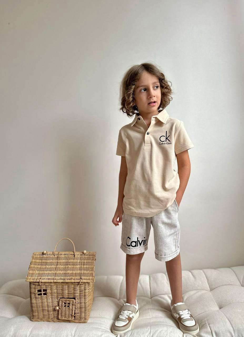 Костюм на мальчика Calvin Klein поло/шорты 116-122 см Бежевый (25184364) - фото 4 Костюм на мальчика Calvin Klein поло/шорты 116-122 см Бежевый (25184364) - фото 4