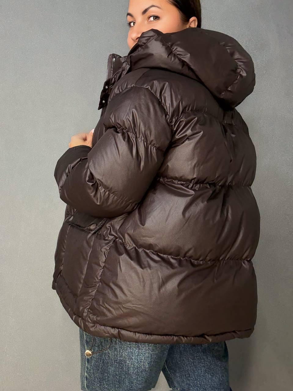 Куртка женская A-N 30046 глянцевая пуффер удлиненная с капюшоном S/M Коричневый (5895) - фото 5
