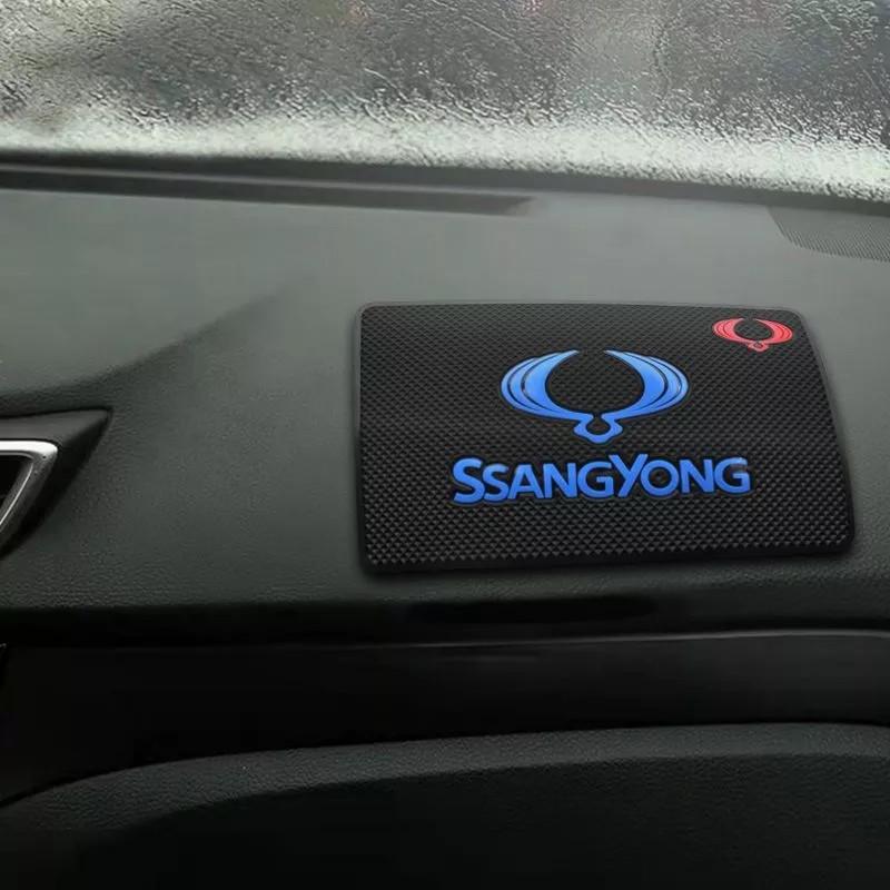 Коврик антискользящий SsangYong на панель авто (1607313192)