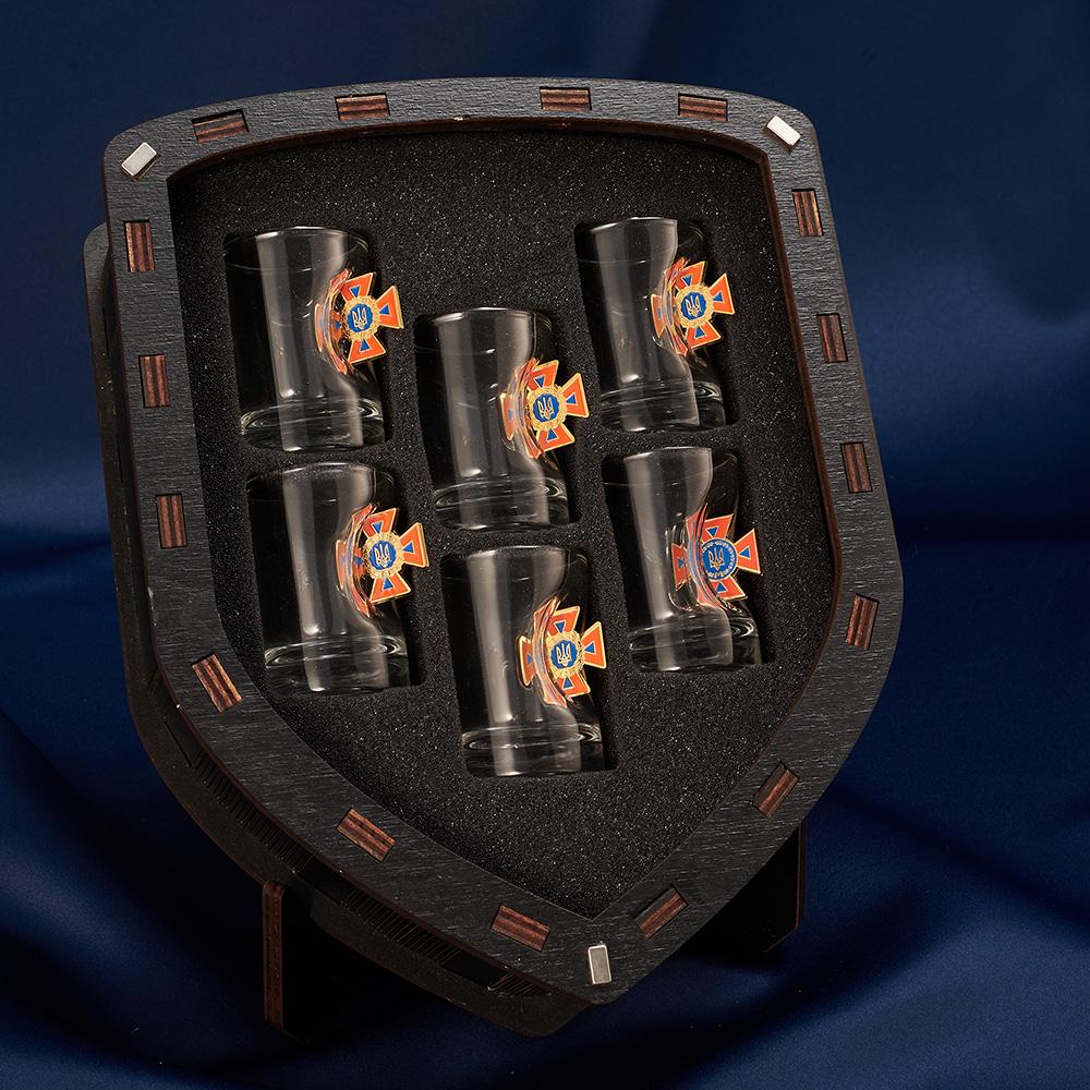 Подарочный набор рюмок с шевроном ГСЧС маленький (28421072) - фото 4 Подарочный набор рюмок с шевроном ГСЧС маленький (28421072) - фото 4