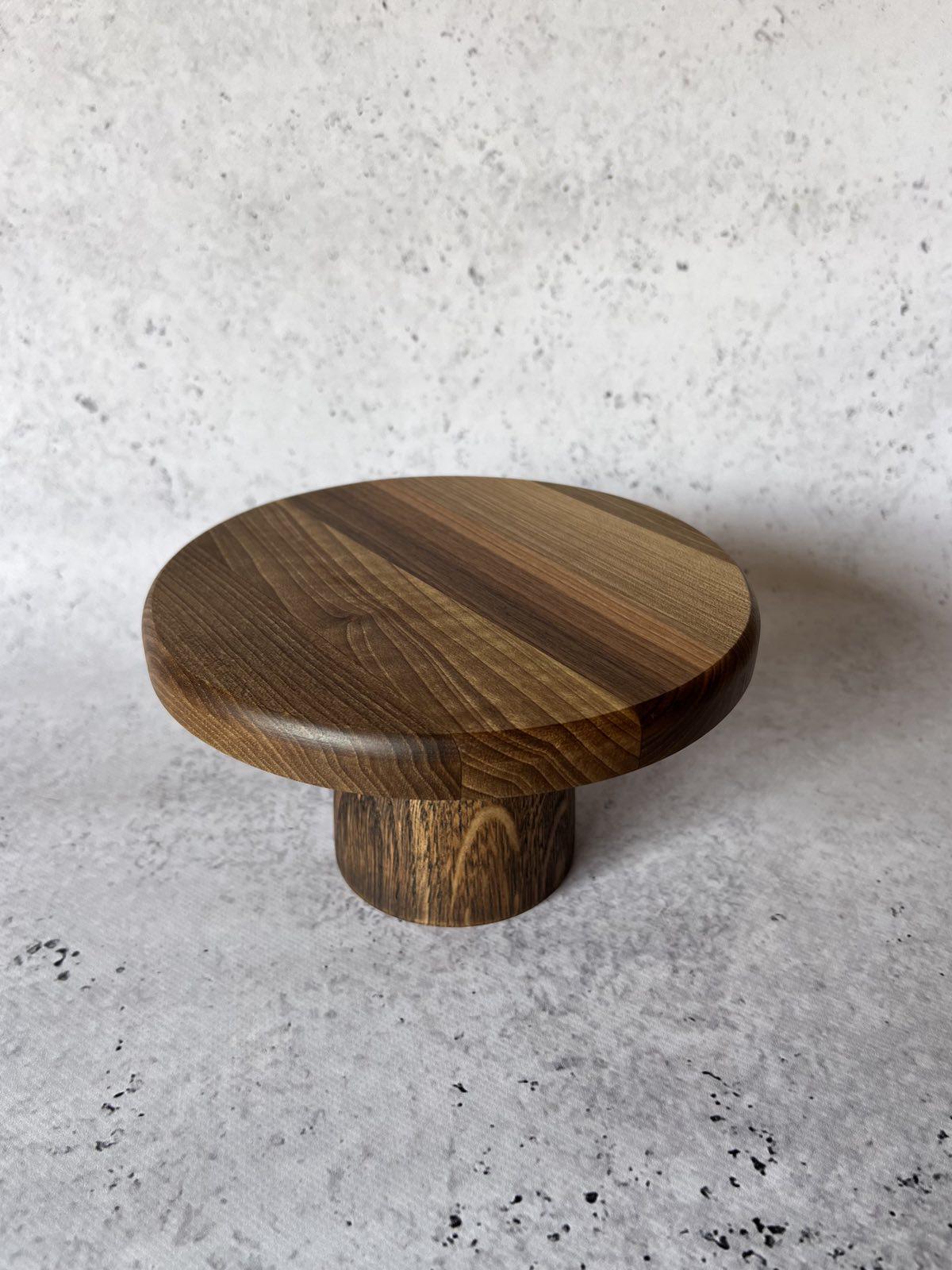 Подставка под торт и кексы из дерева дуб и ореха d 20 см - фото 2 Подставка под торт и кексы из дерева дуб и ореха d 20 см - фото 2