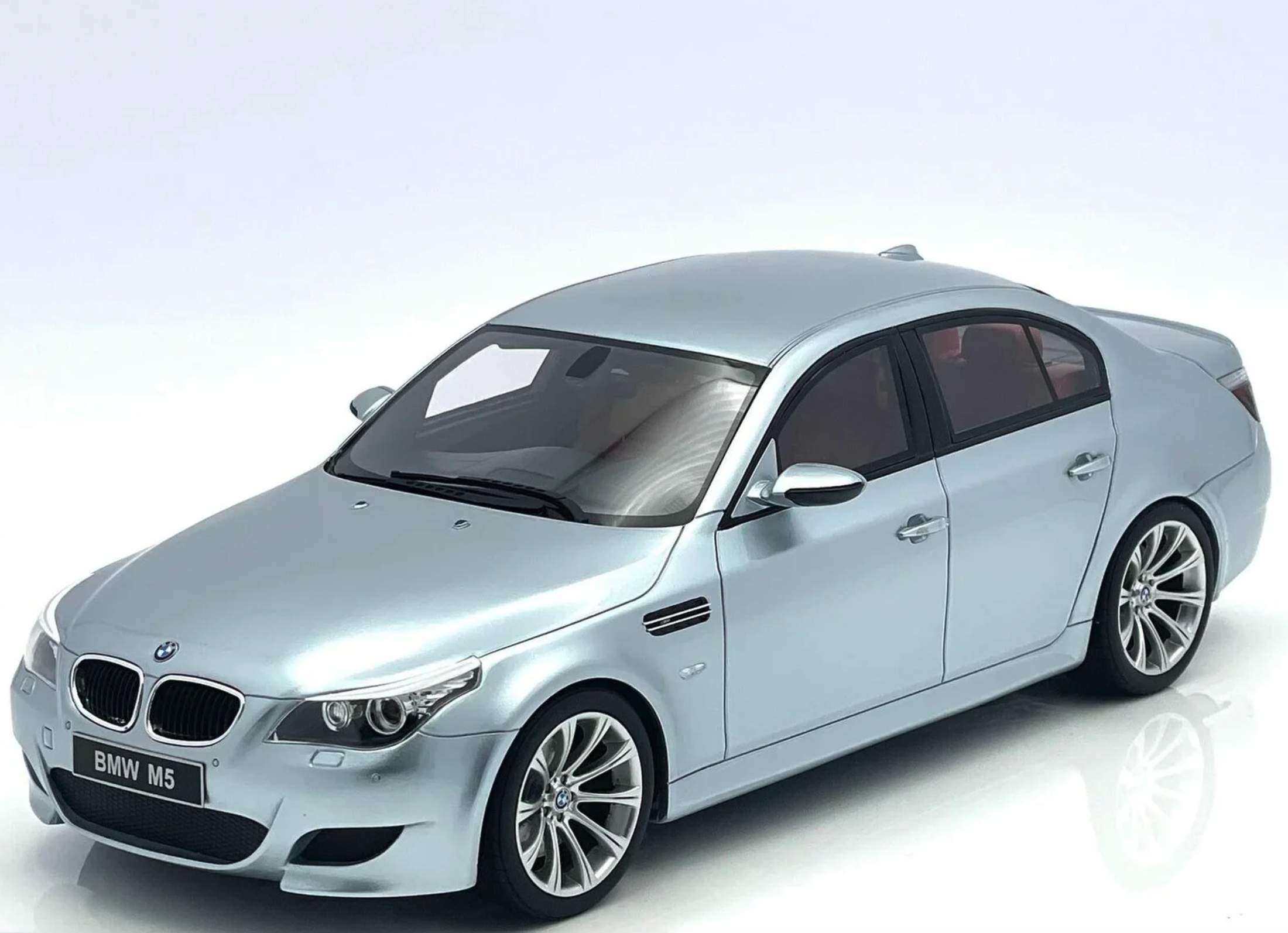 Модель автомобиля OttoMobile 1:18 BMW M5 E60 Silverstone II Silver Grey (OT426)